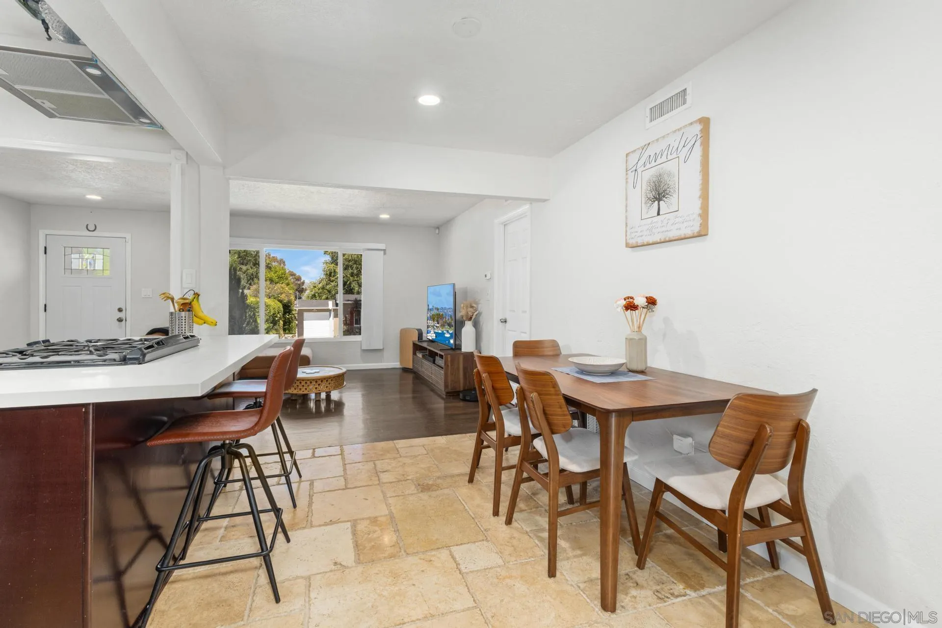 https://cdn.realtyfeed.com/cdn/127/250044553/1b935841a5af4810031da48a06179ada.webp