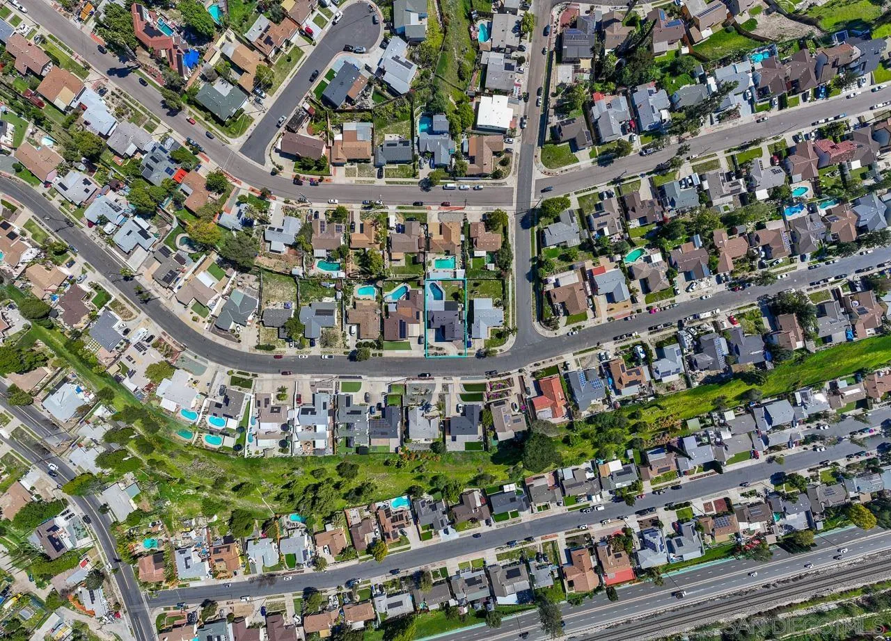 https://cdn.realtyfeed.com/cdn/127/250044555/ae7ef3210a1a13f85364d7cb4e503233.webp