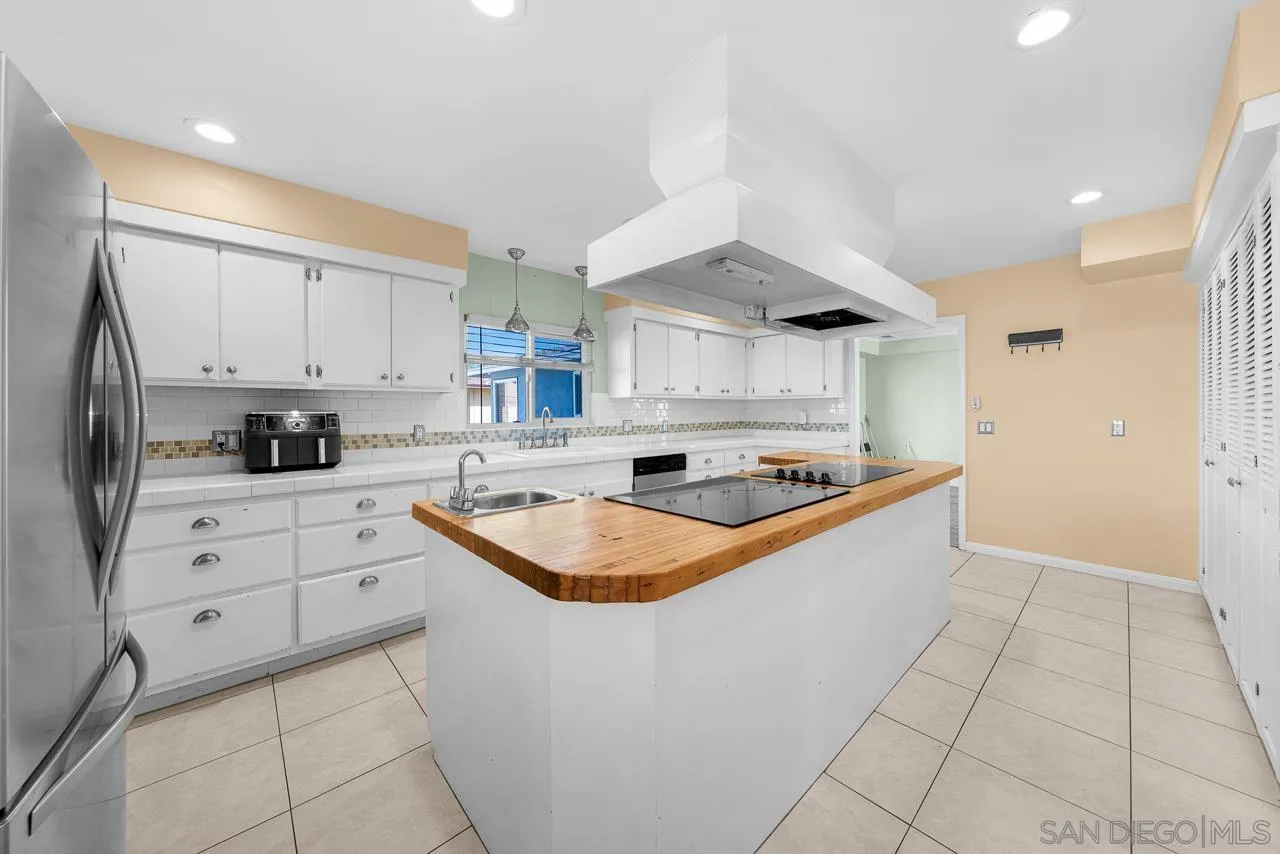 https://cdn.realtyfeed.com/cdn/127/250044555/ce2e4c412385970c25b22063116f4f28.webp