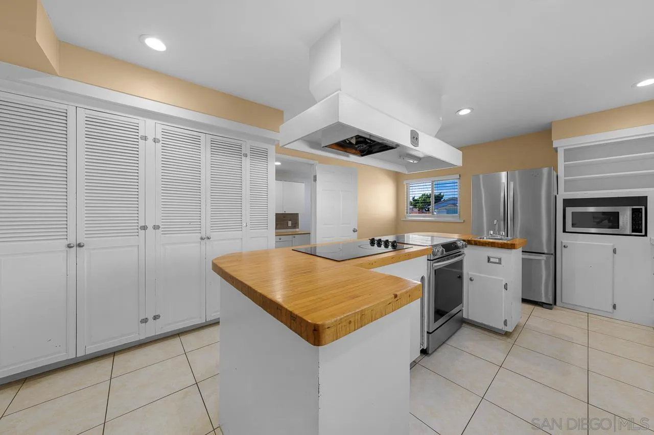 https://cdn.realtyfeed.com/cdn/127/250044555/d850101dfc944ad866e838b79a0beb82.webp
