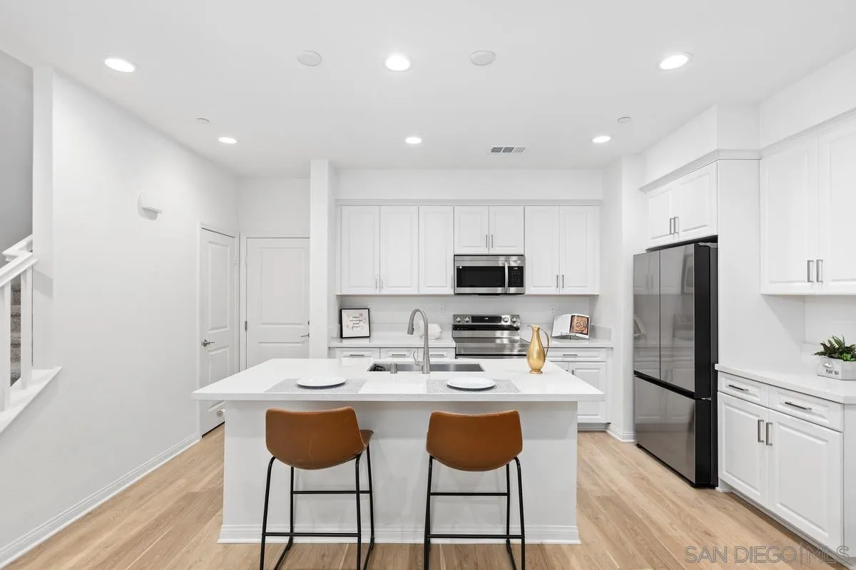 https://cdn.realtyfeed.com/cdn/127/250044677/71ecb157a9391e1a560a0e30b4f354c9.webp