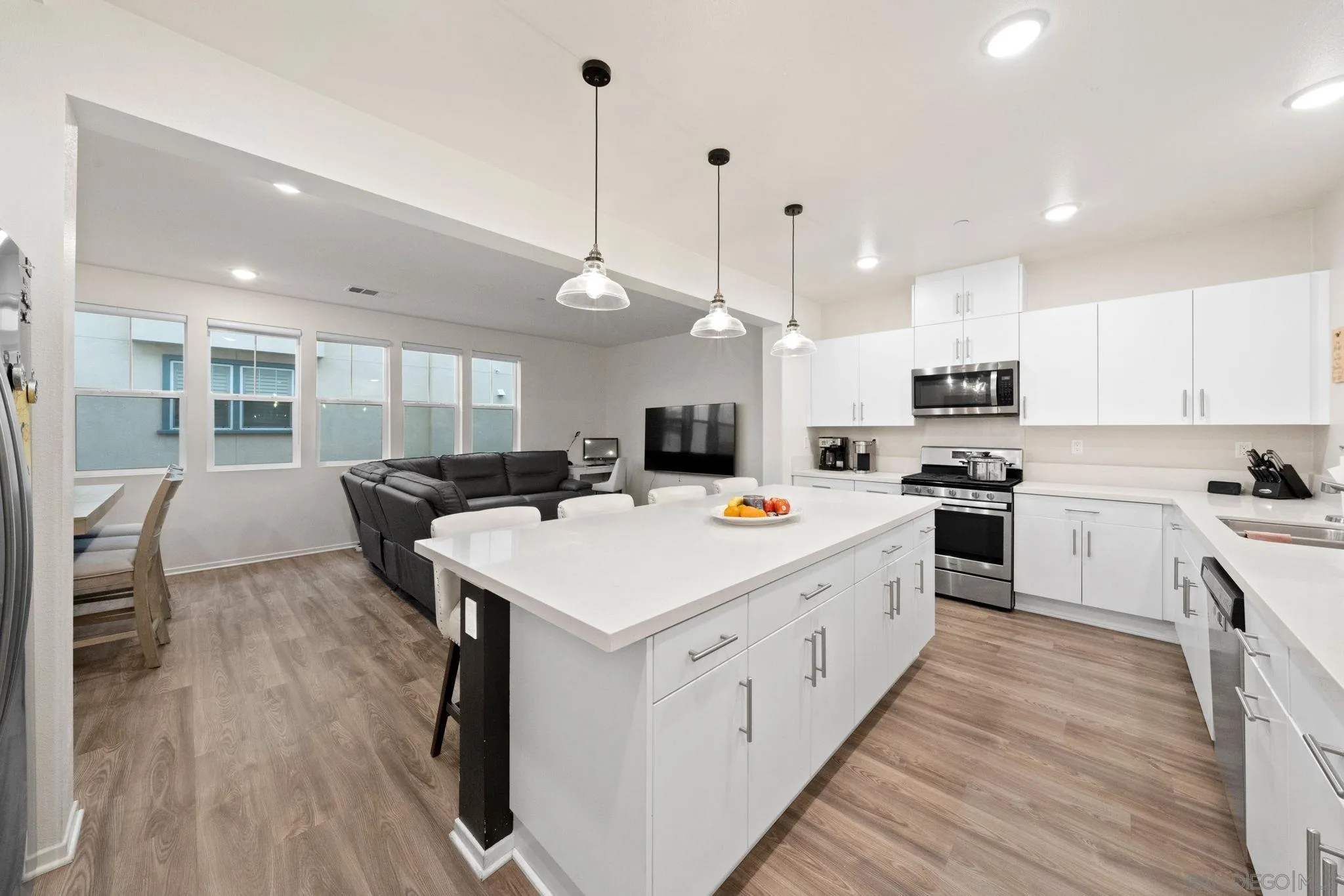 https://cdn.realtyfeed.com/cdn/127/250044719/08dd03ee7099474219ec315301683ed2.webp