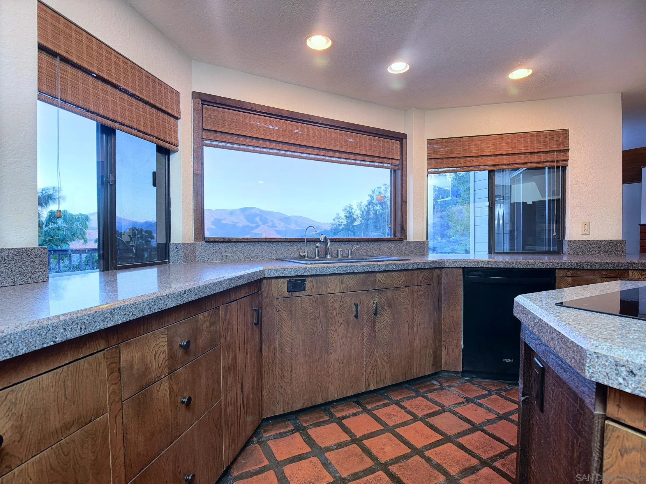 https://cdn.realtyfeed.com/cdn/127/250044826/b47de16a0c6c6e85010b31b31e912578.webp