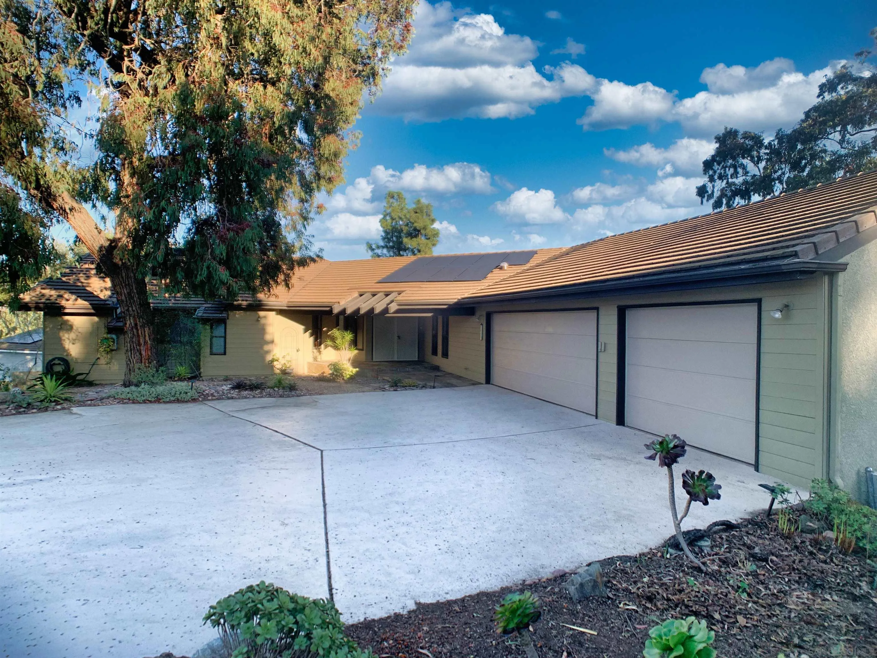 https://cdn.realtyfeed.com/cdn/127/250044826/e4c71662bdab8ba9a370a785436e9b1b.webp