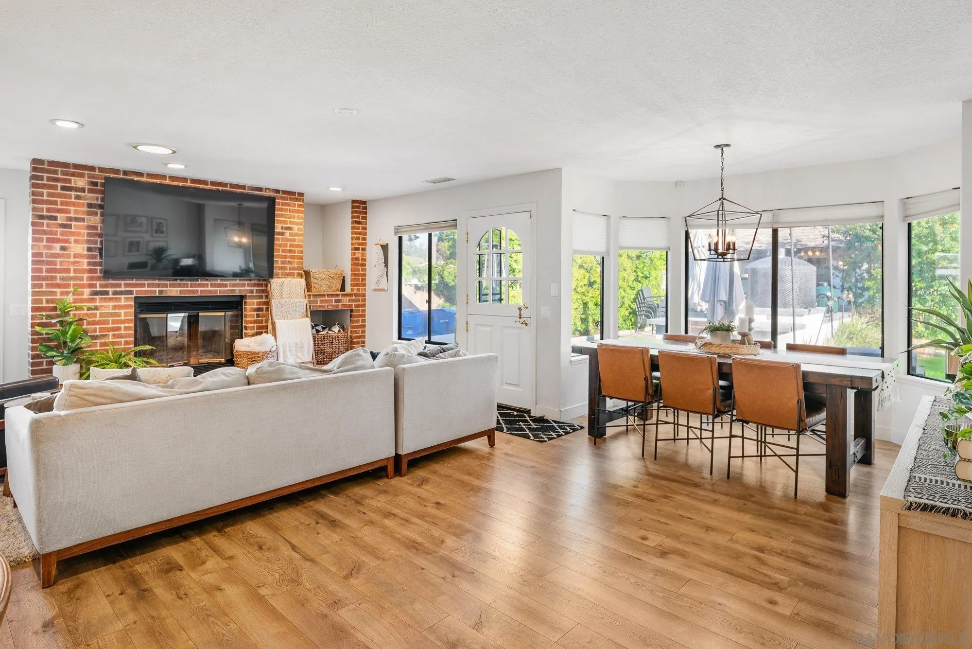 https://cdn.realtyfeed.com/cdn/127/250044889/ccbaae29117021945de410372457fad0.webp