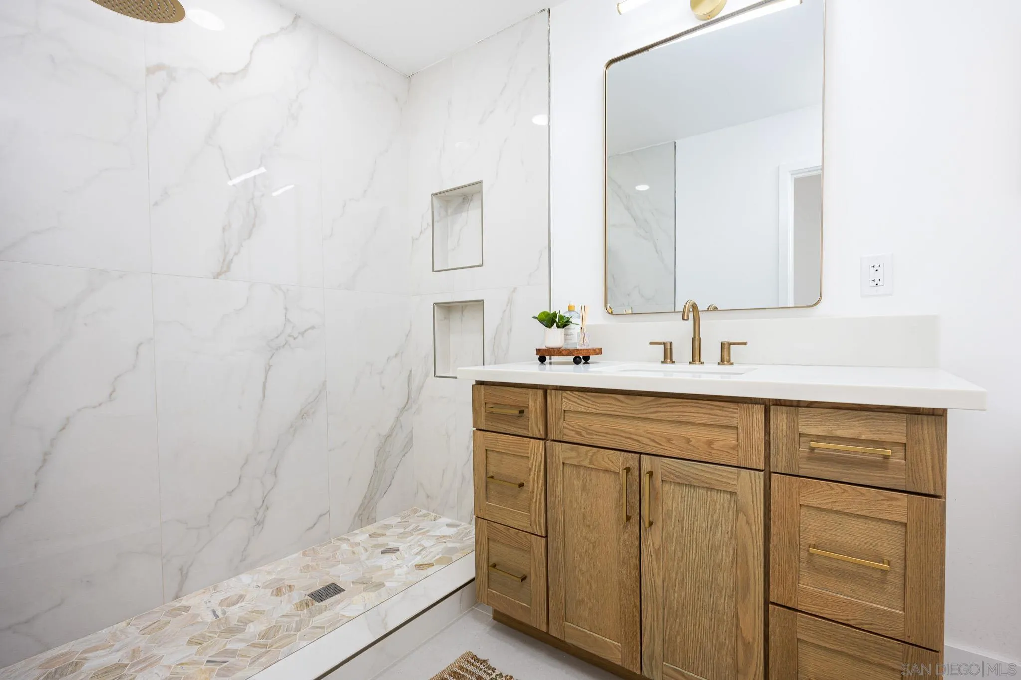 https://cdn.realtyfeed.com/cdn/127/250045013/5f7775312359092682153e782a8171f8.webp
