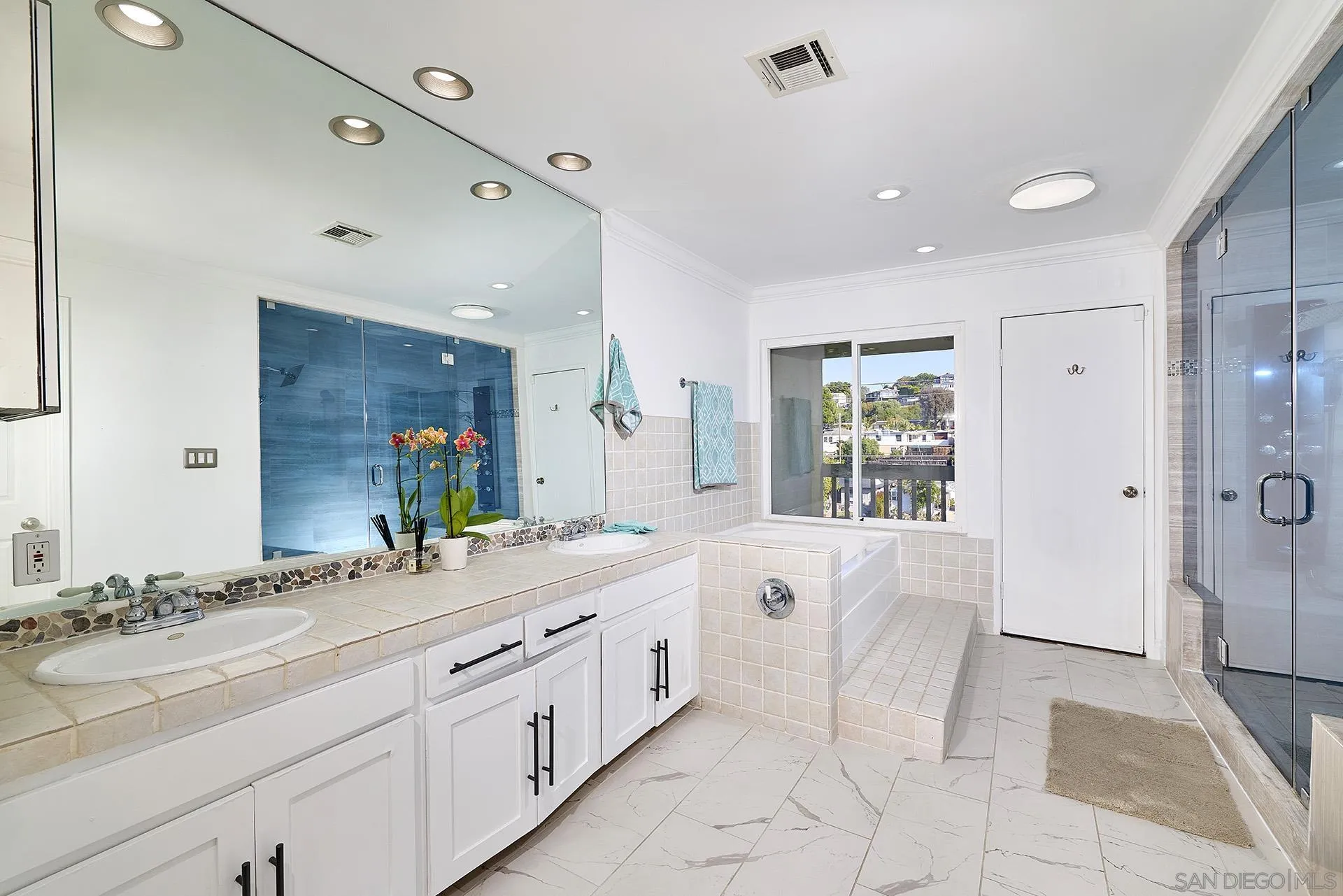https://cdn.realtyfeed.com/cdn/127/250045035/1a56790051174f2a75284b440e55c4d0.webp