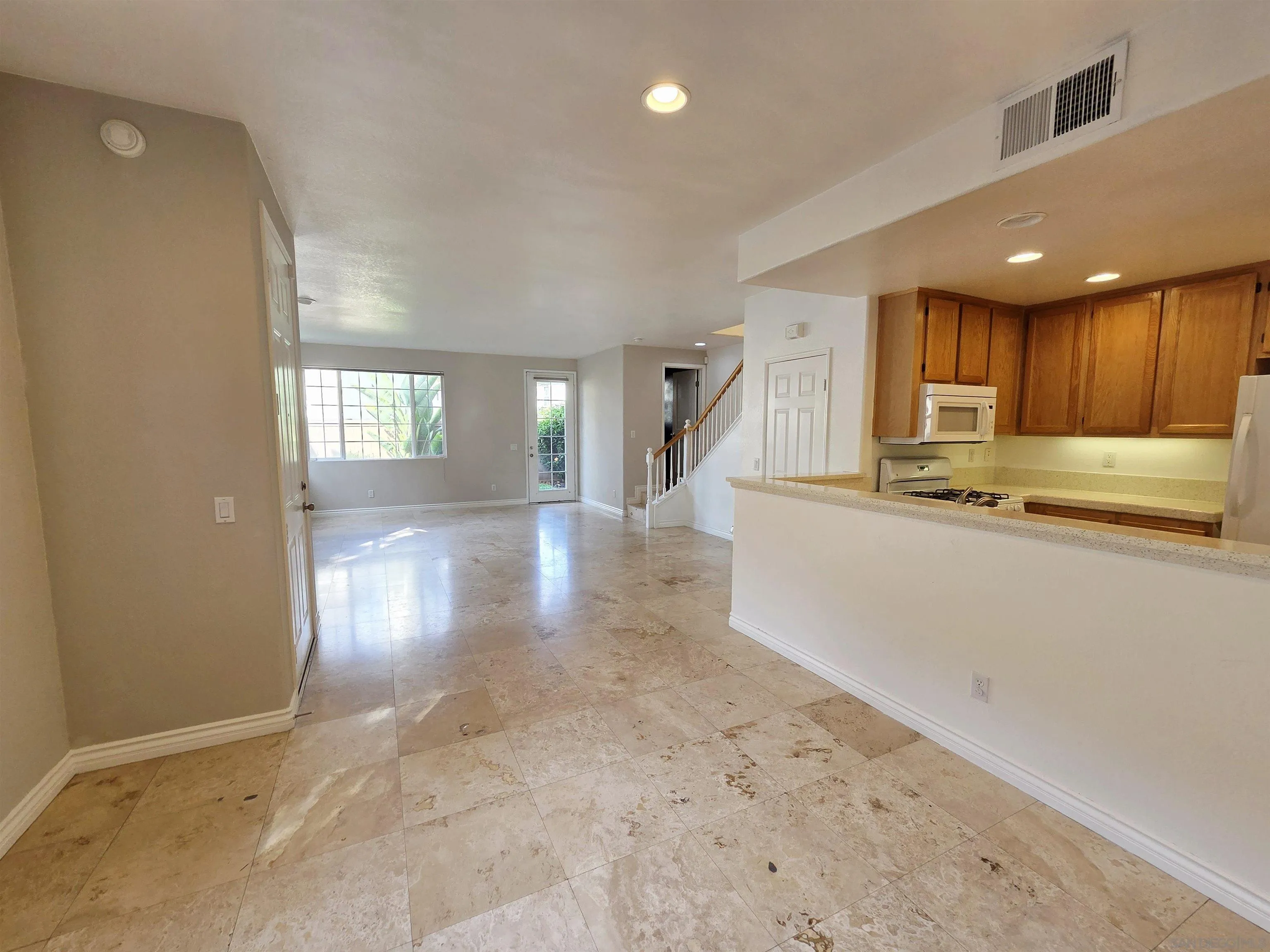 Photo #7: 250045102 Listing: Photo #7