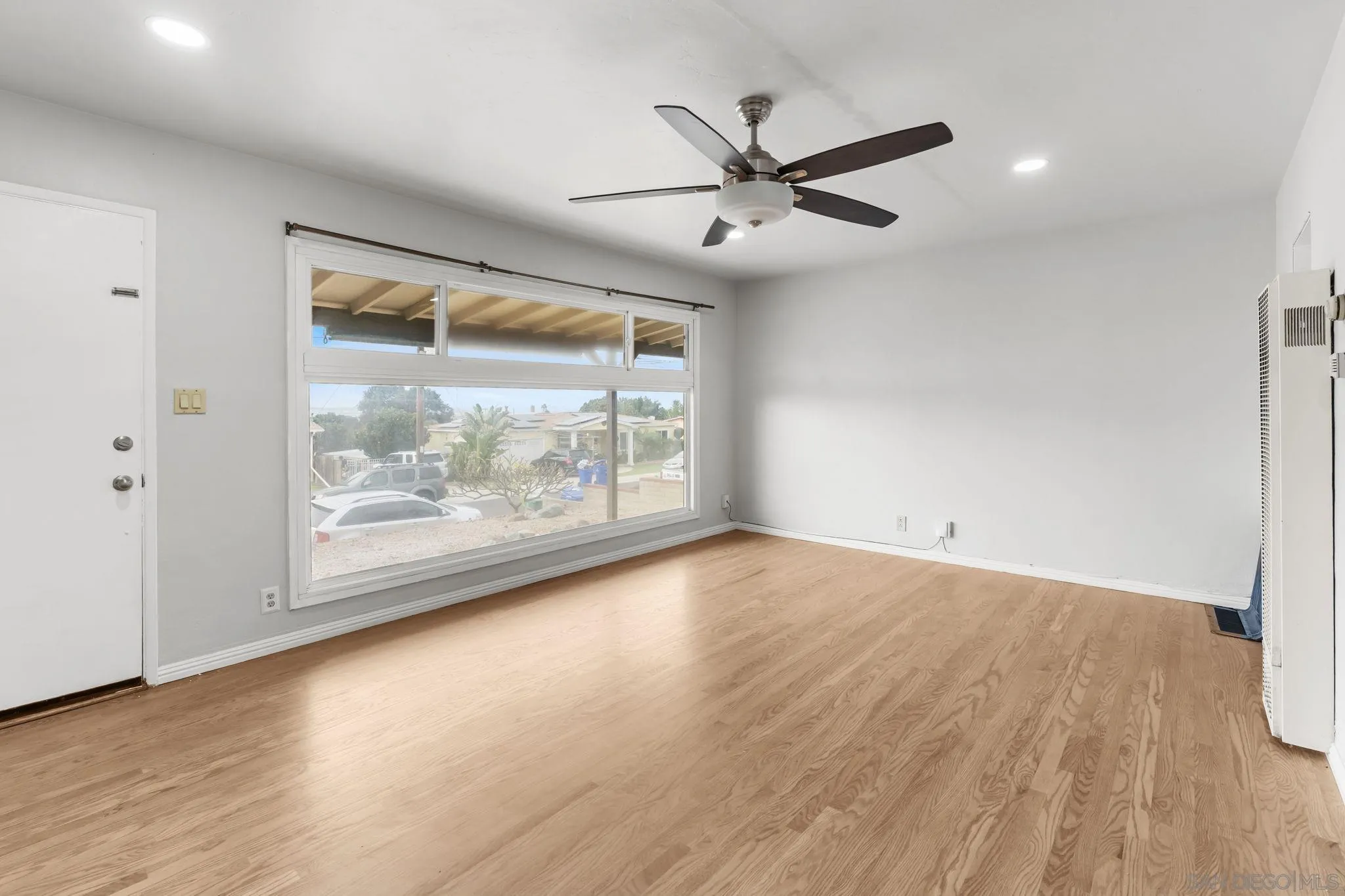 https://cdn.realtyfeed.com/cdn/127/250045272/85ad60e01c9ed946157bd08f18259eb4.webp