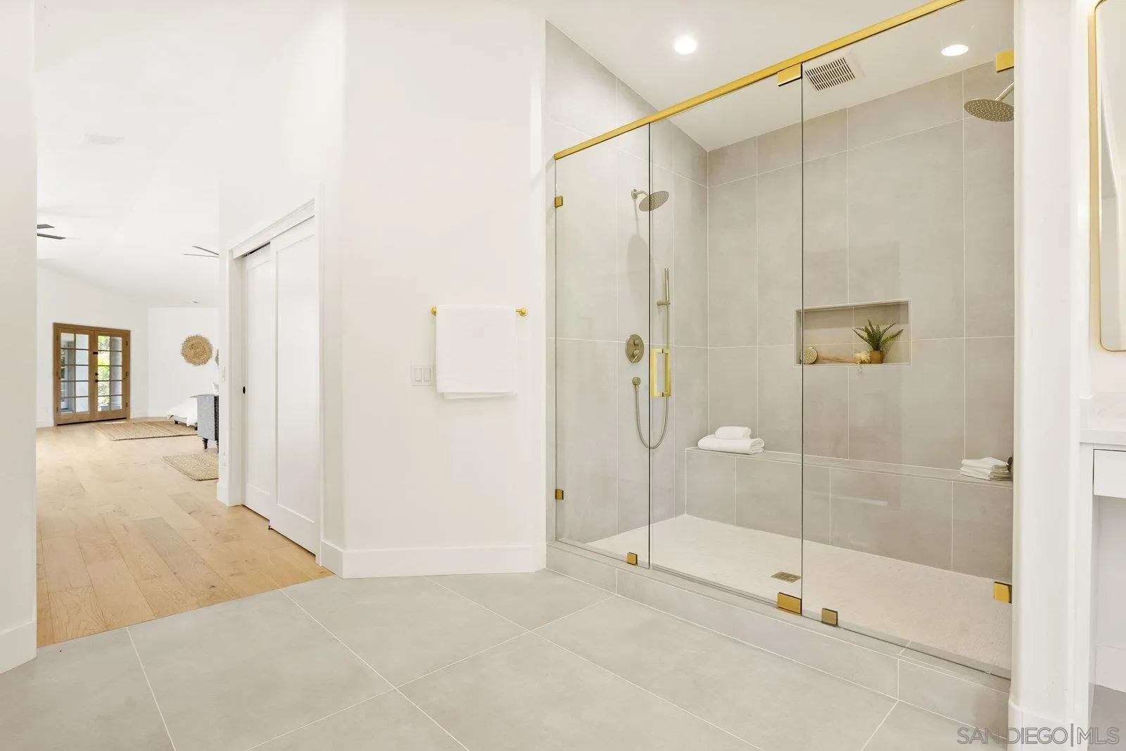 https://cdn.realtyfeed.com/cdn/127/250045323/e1b04ed2551bd83643742655d13ec712.webp