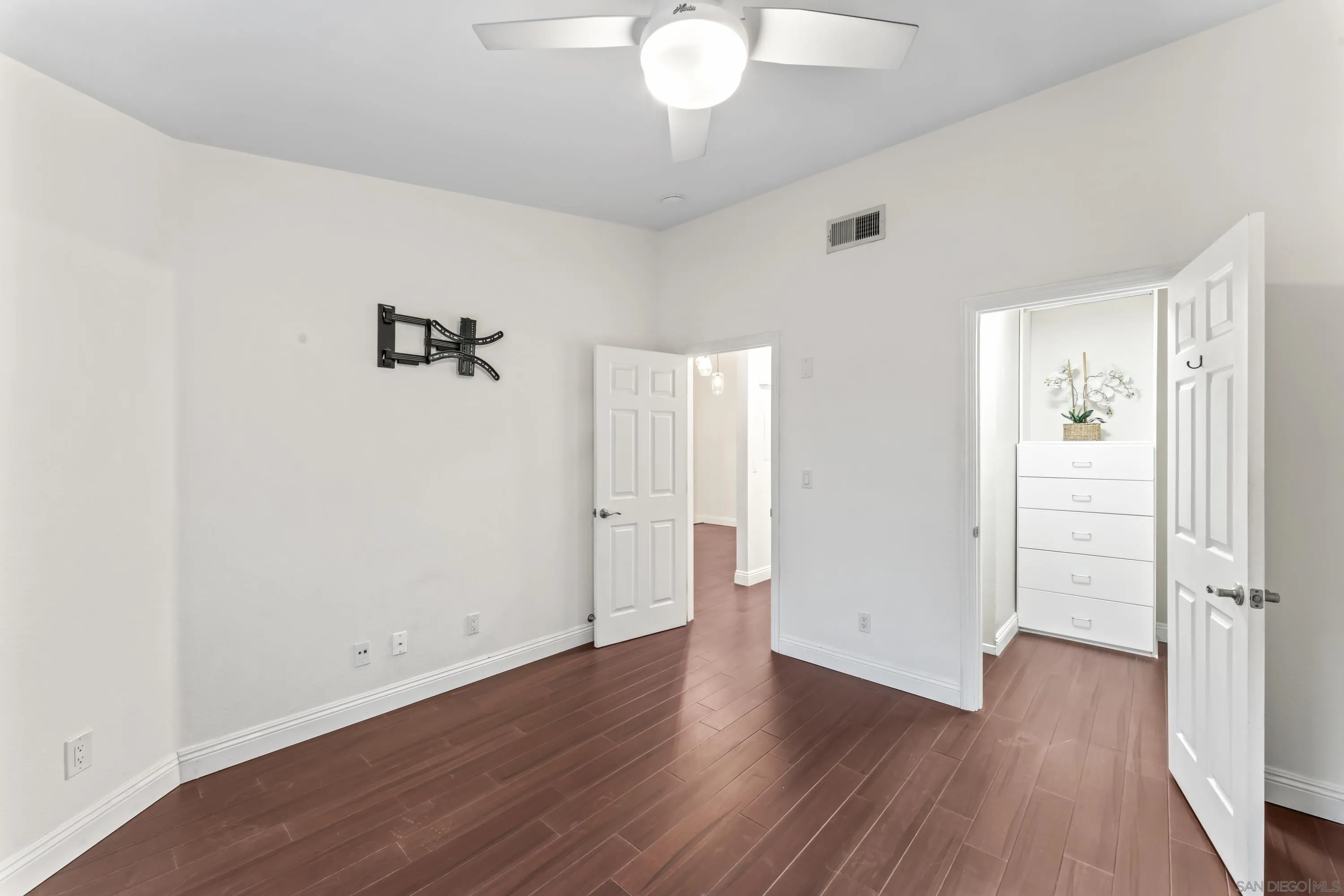 Photo #8: 250045337 Listing: Photo #8