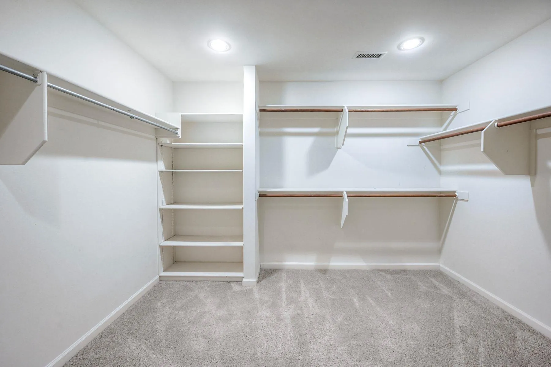 https://cdn.realtyfeed.com/cdn/127/250045384/7d94e22c03afede3451734683f008a96.webp