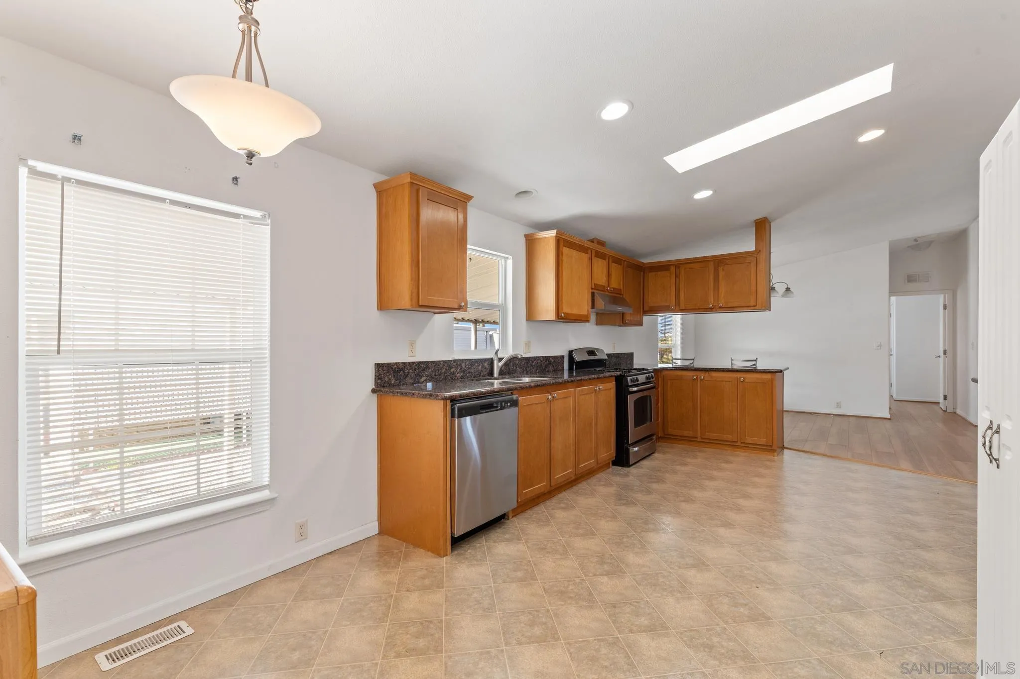 https://cdn.realtyfeed.com/cdn/127/250045394/85bb9fe547ad350b56aa20559e8187d1.webp