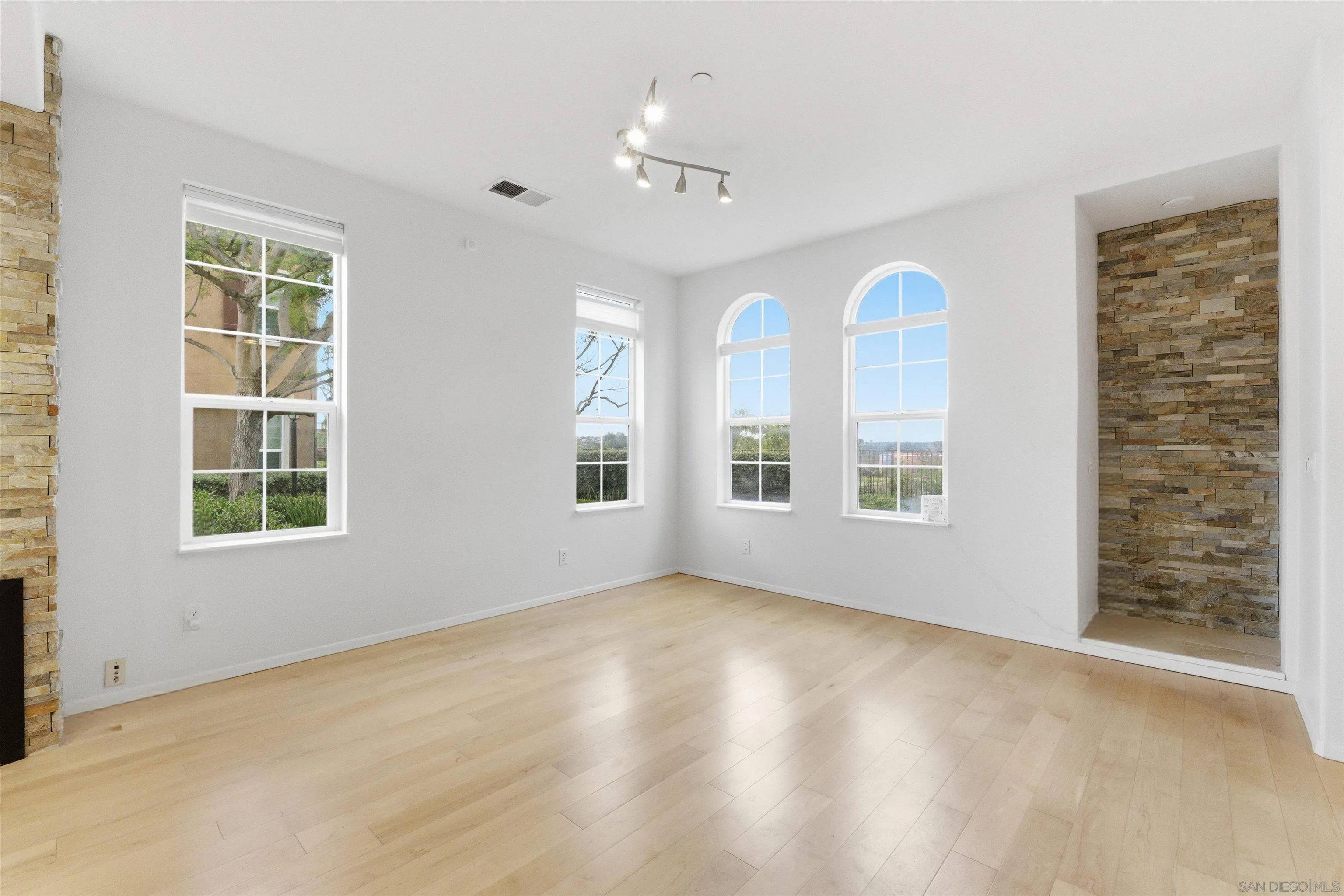 Photo #8: 250045582 Listing: Photo #8