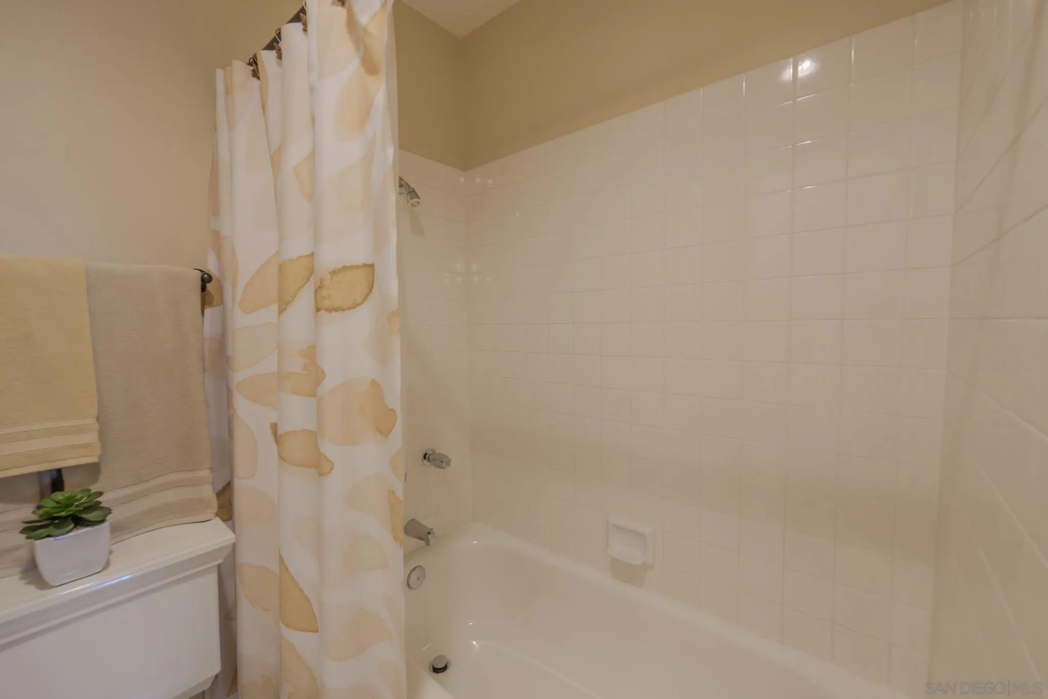 https://cdn.realtyfeed.com/cdn/127/250045594/cb19311316ce64654f6494e3399493dc.webp