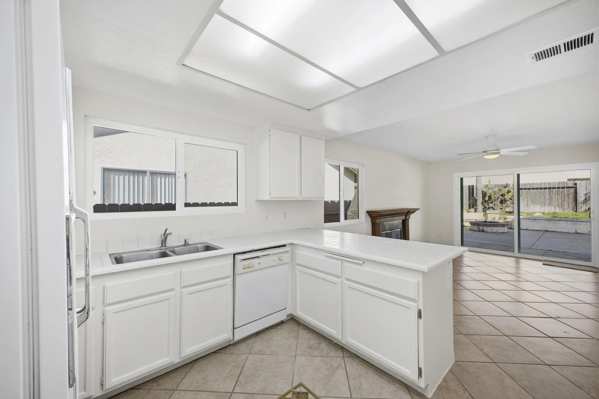 https://cdn.realtyfeed.com/cdn/127/250045620/10a06801d972d5002ec758fee6e31f0c.webp
