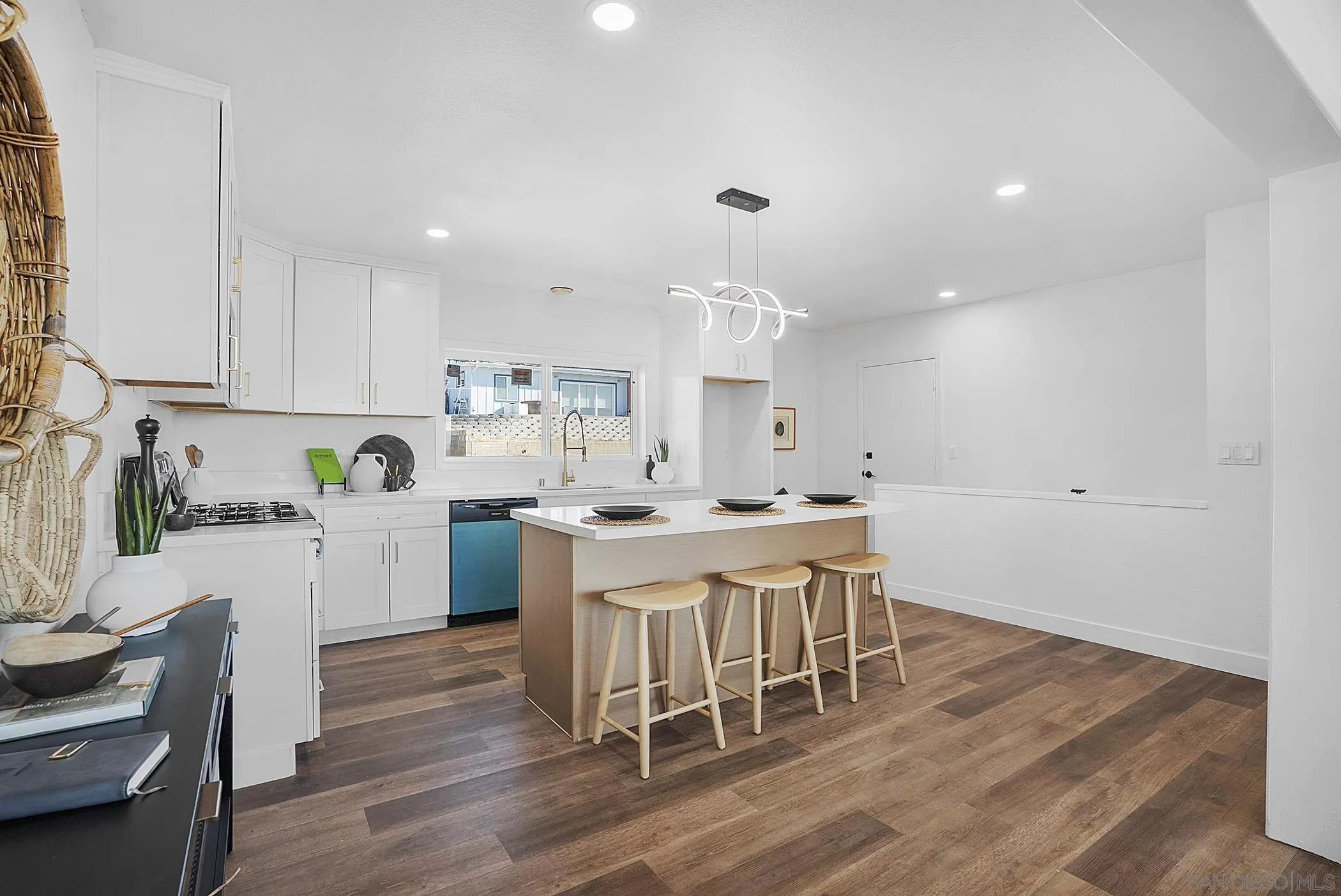 https://cdn.realtyfeed.com/cdn/127/250045634/0d5c5573de806139e744539f76802e5b.webp