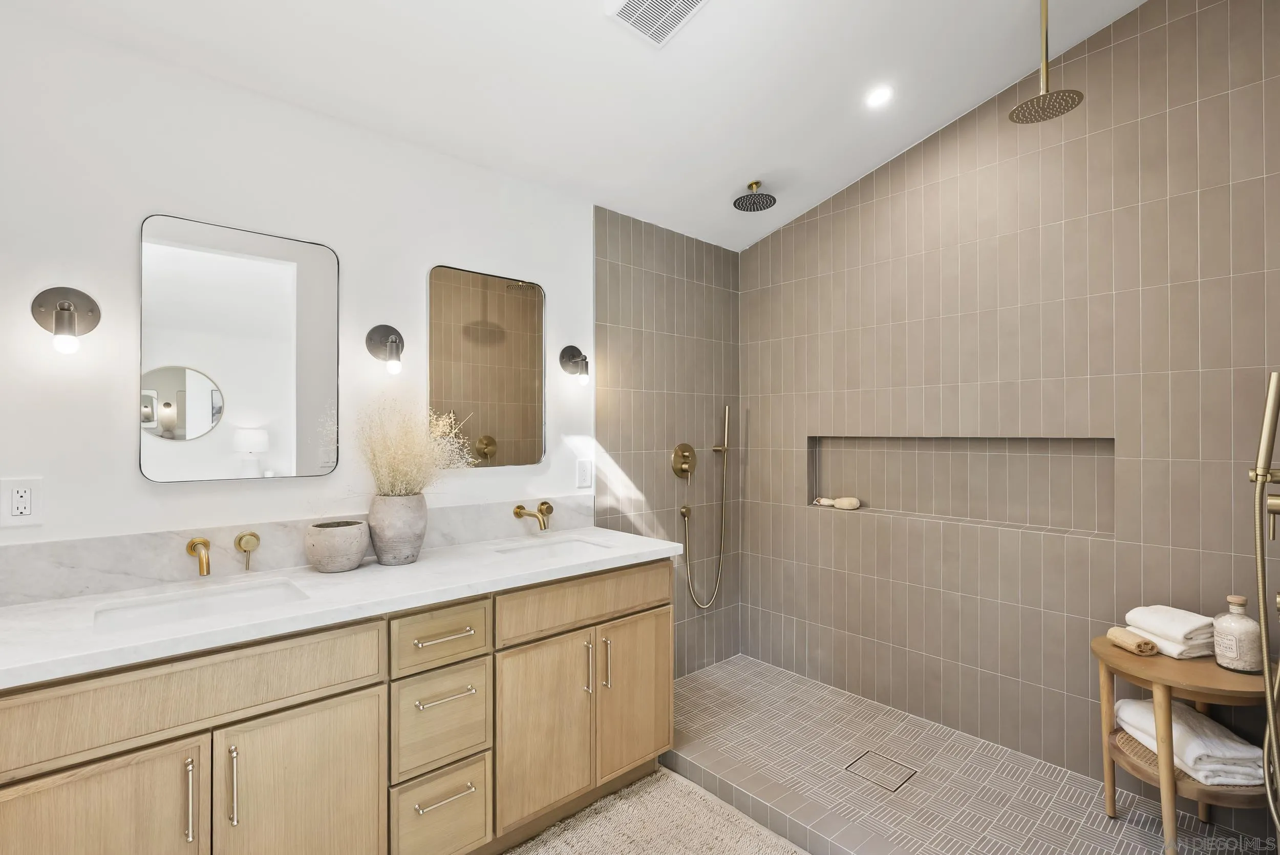 https://cdn.realtyfeed.com/cdn/127/250045670/5dc62eabca15aa9b2fd22b6c73762be5.webp