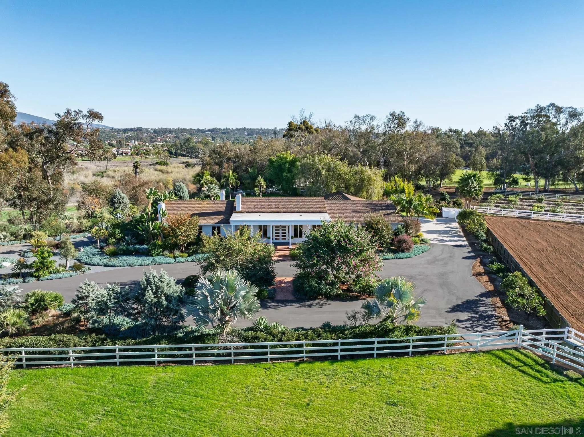 https://cdn.realtyfeed.com/cdn/127/250045761/c3e3890968314fbe22b571266c5d7229.webp