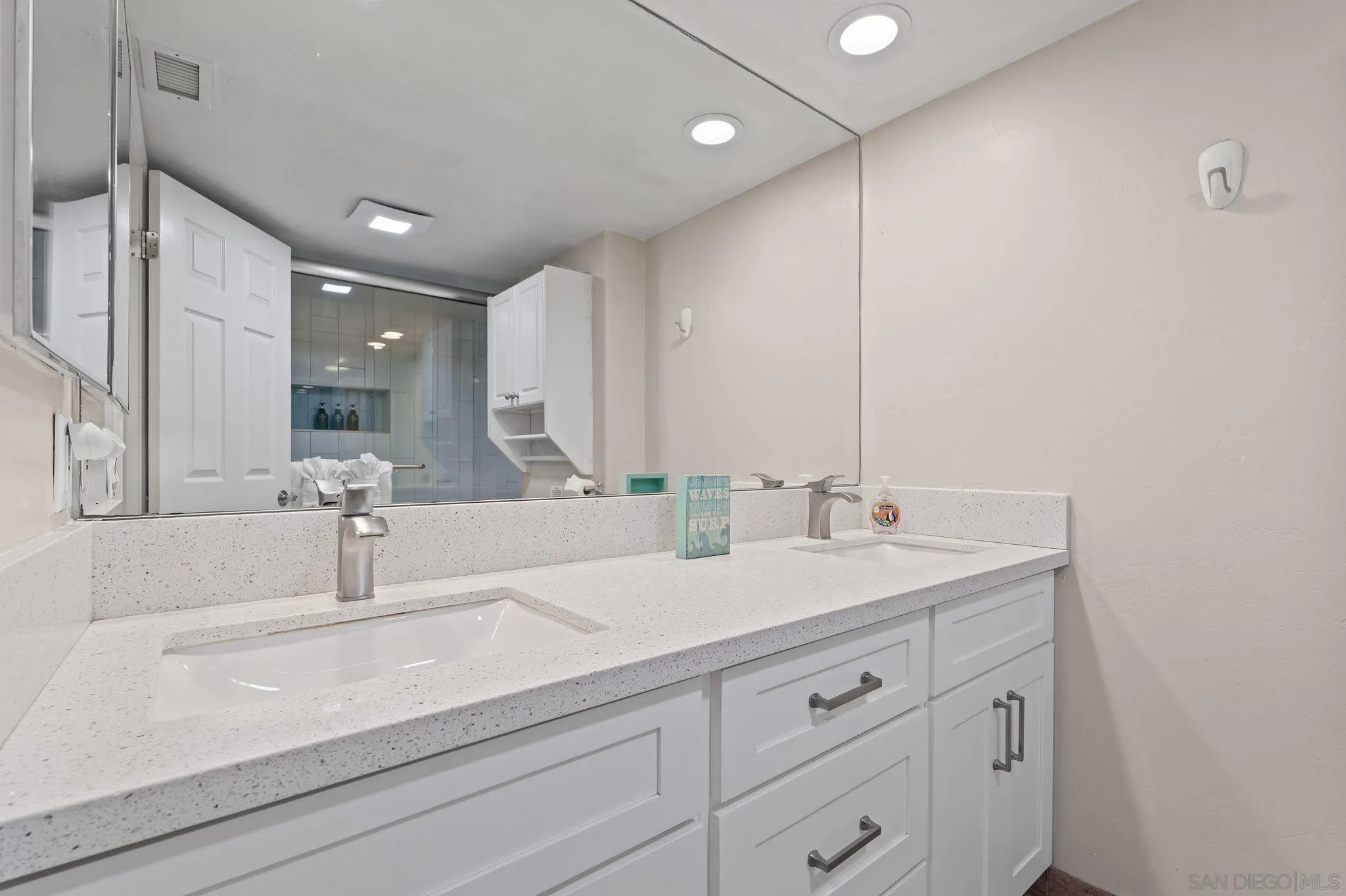 https://cdn.realtyfeed.com/cdn/127/250045765/fdeba9d9a31ca390a735a6240e977e54.webp