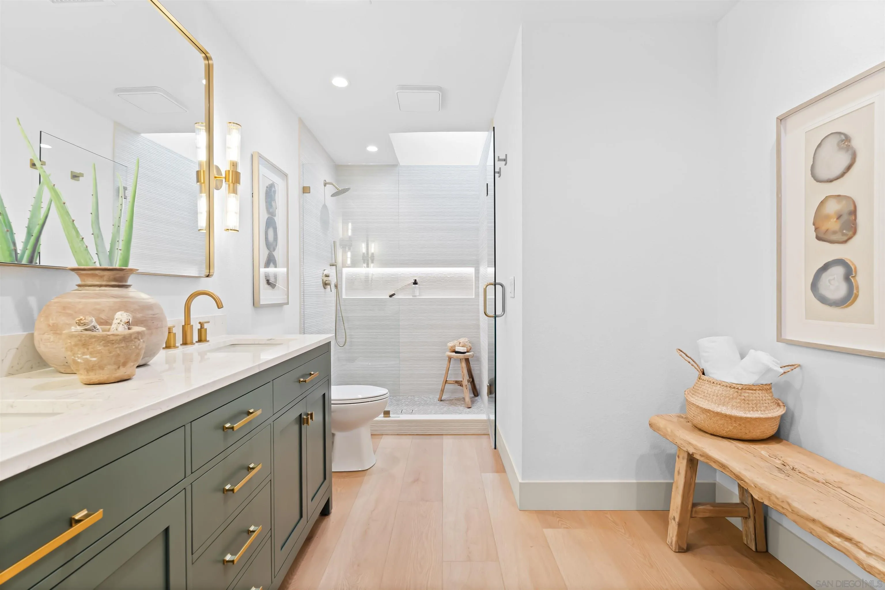 https://cdn.realtyfeed.com/cdn/127/250045815/2099408de6922c203b6983586c9e211a.webp