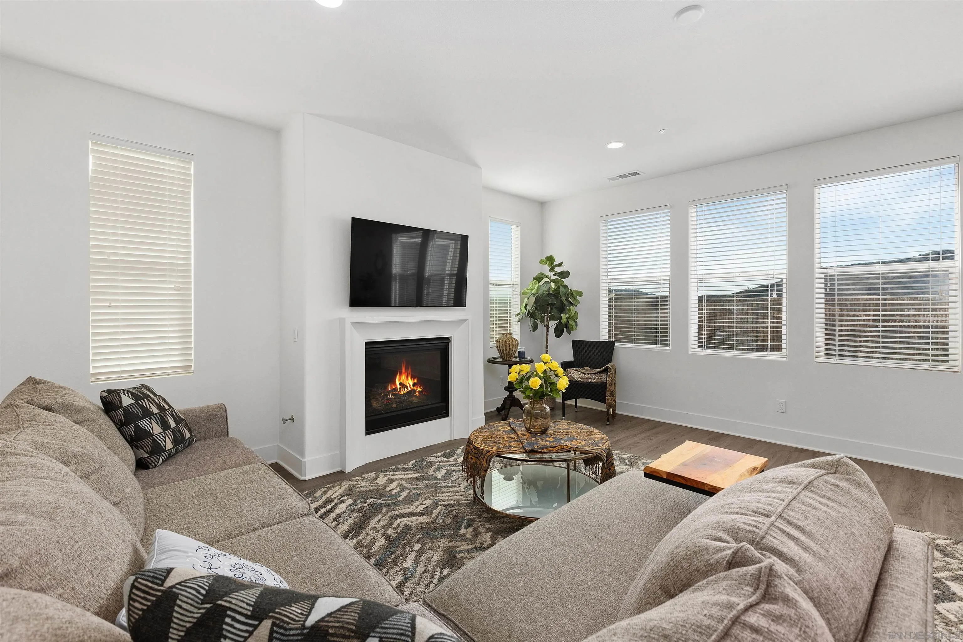 https://cdn.realtyfeed.com/cdn/127/250045910/7054c6ab950d297c9fd040536aecdd28.webp