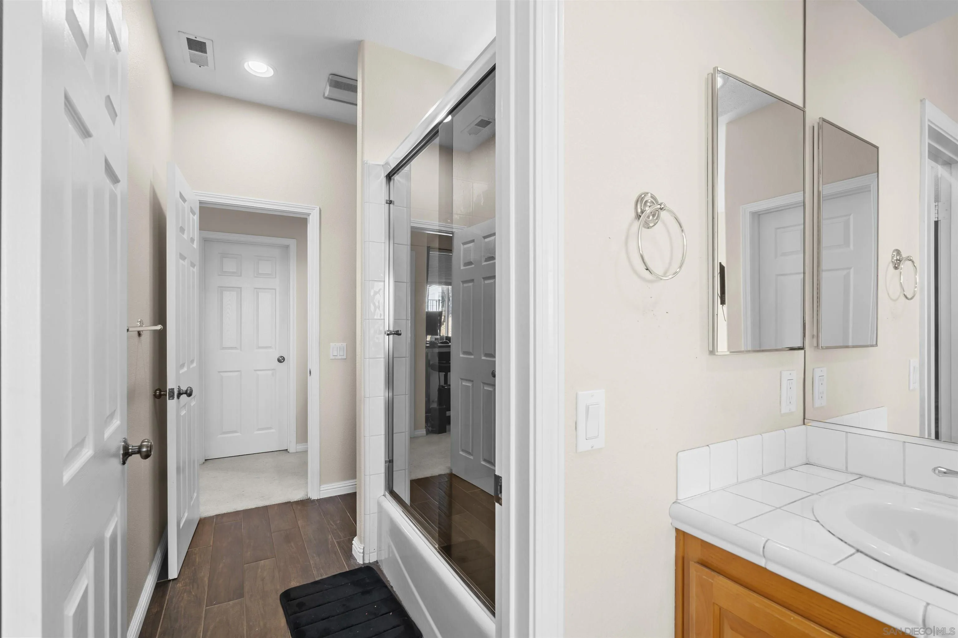 https://cdn.realtyfeed.com/cdn/127/250045953/82889ed0ae7d1af24800f472e9ba501b.webp