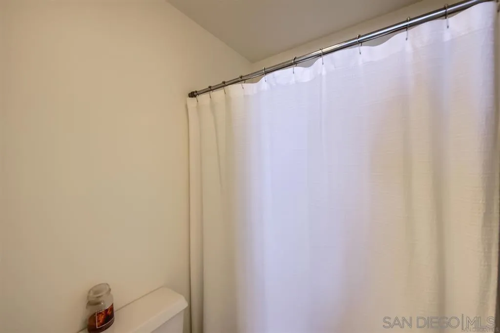 Photo #18: 250046000 Listing: Photo #18