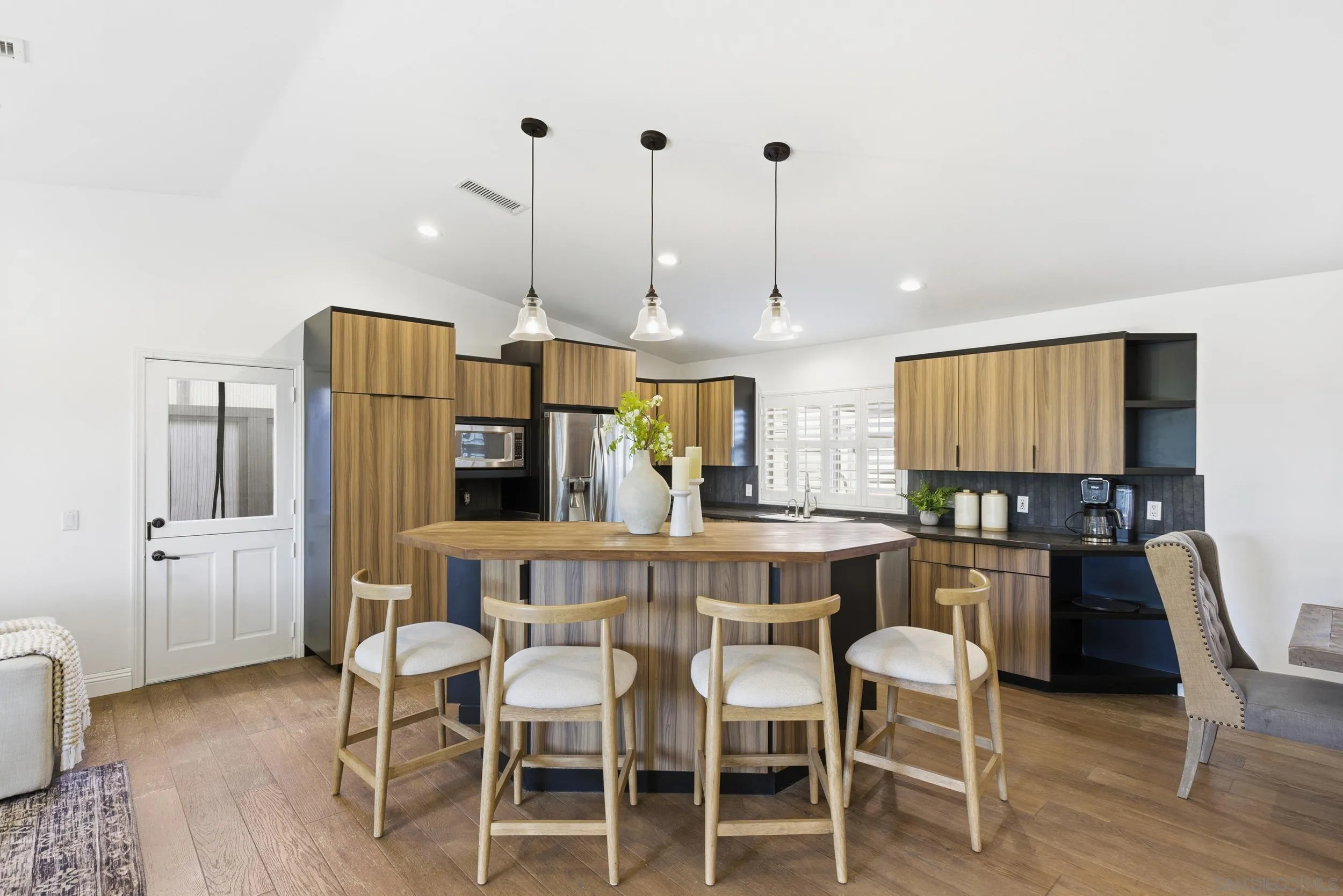 https://cdn.realtyfeed.com/cdn/127/250046016/ba66122f6d5357358c02625fb375b51b.webp