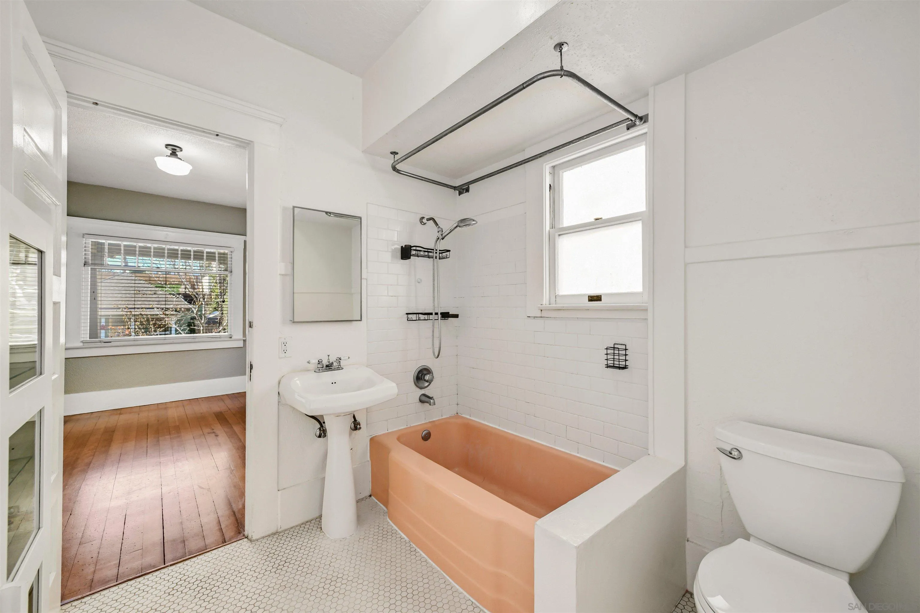 https://cdn.realtyfeed.com/cdn/127/250046042/4d6a64f86df4315d06b07a817d74949c.webp