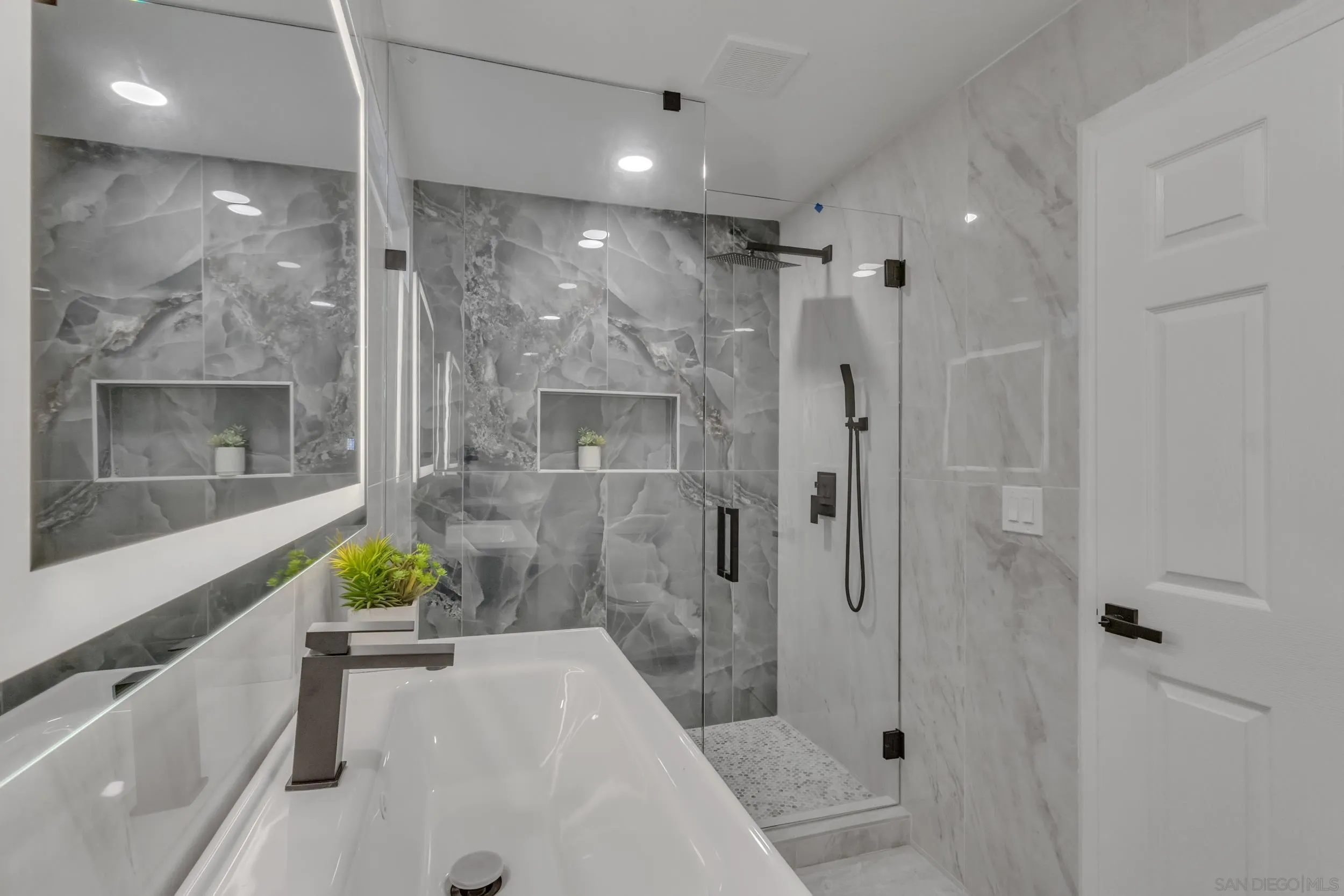 https://cdn.realtyfeed.com/cdn/127/250046074/a5b0656888d4b263106d161c962d6d35.webp
