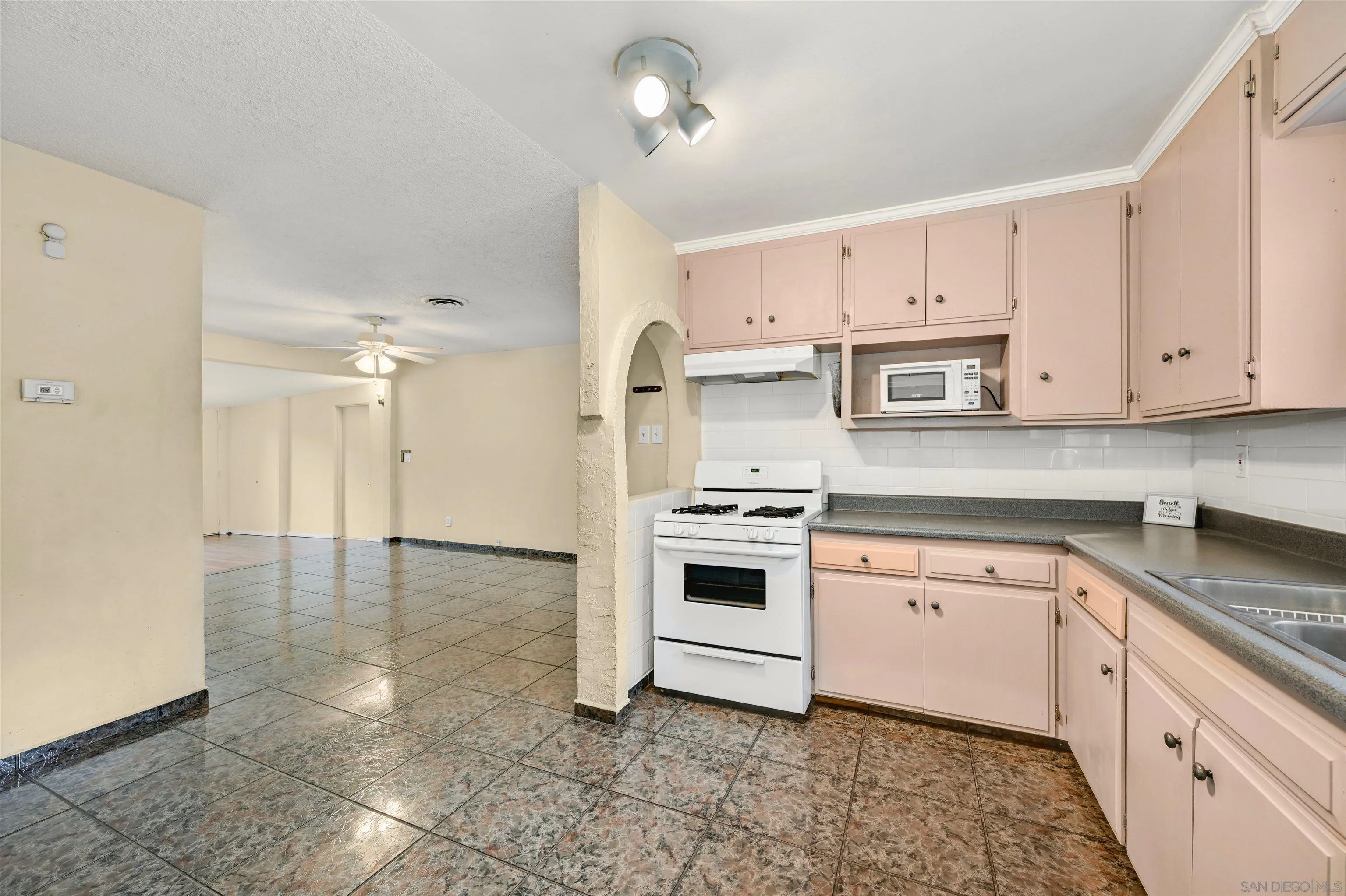 https://cdn.realtyfeed.com/cdn/127/250046088/dd24083df58810bd13eaeb9b1b61f787.webp