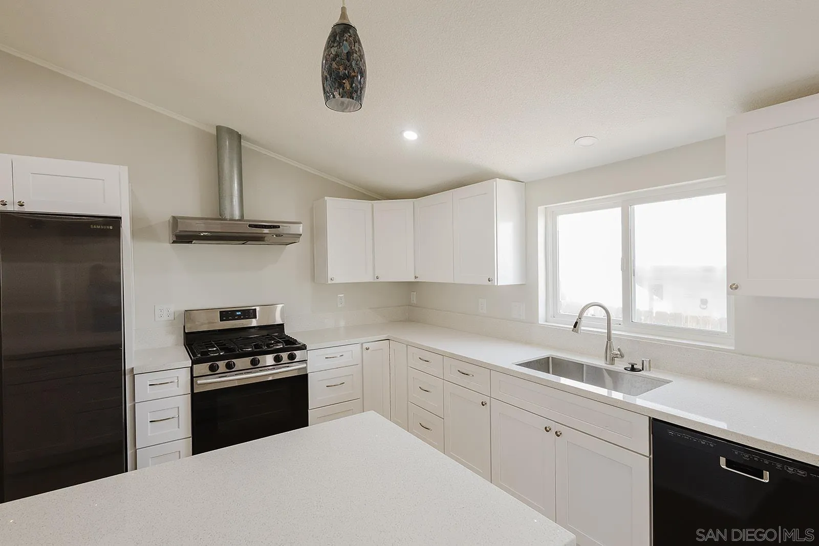 https://cdn.realtyfeed.com/cdn/127/250046115/1e39f84725dbd4795a909cb571a385a4.webp