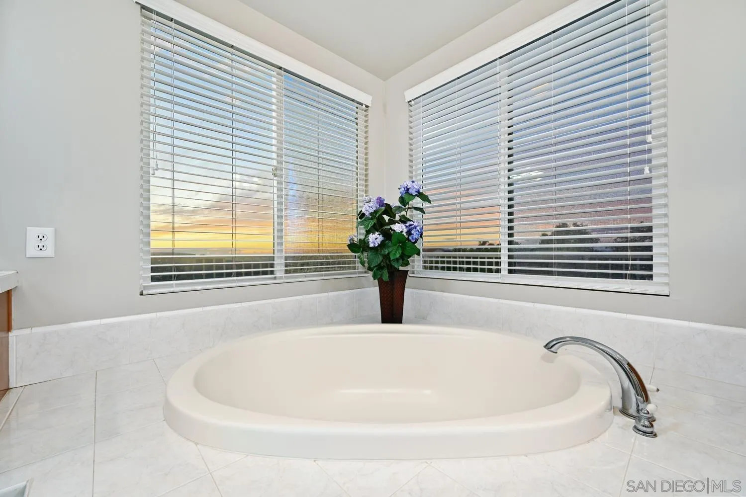 https://cdn.realtyfeed.com/cdn/127/250046117/60886a3354de5c4f6a01ddd981942b68.webp