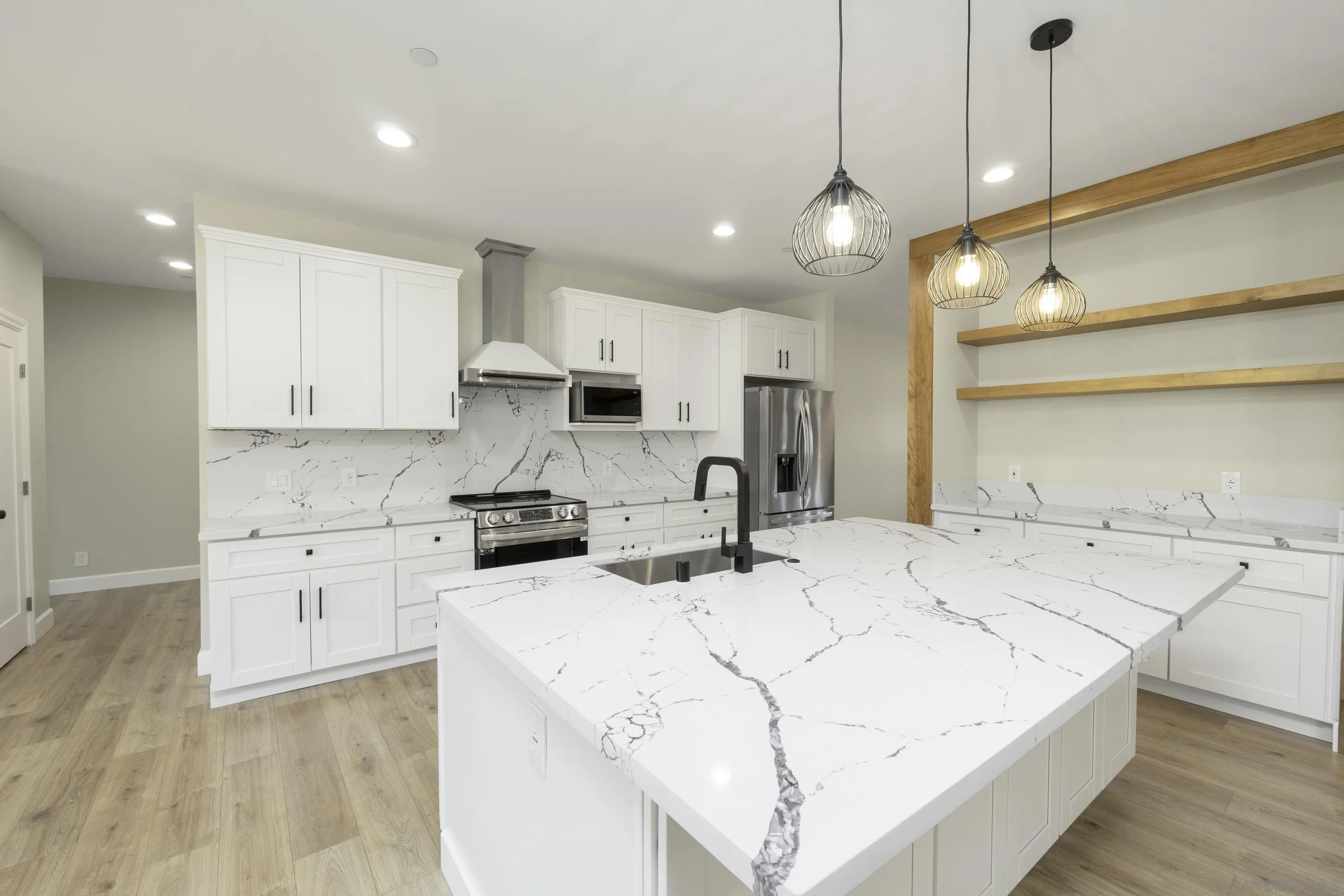 https://cdn.realtyfeed.com/cdn/127/250046152/8c2750aebbf97350d4c73d420c530179.webp