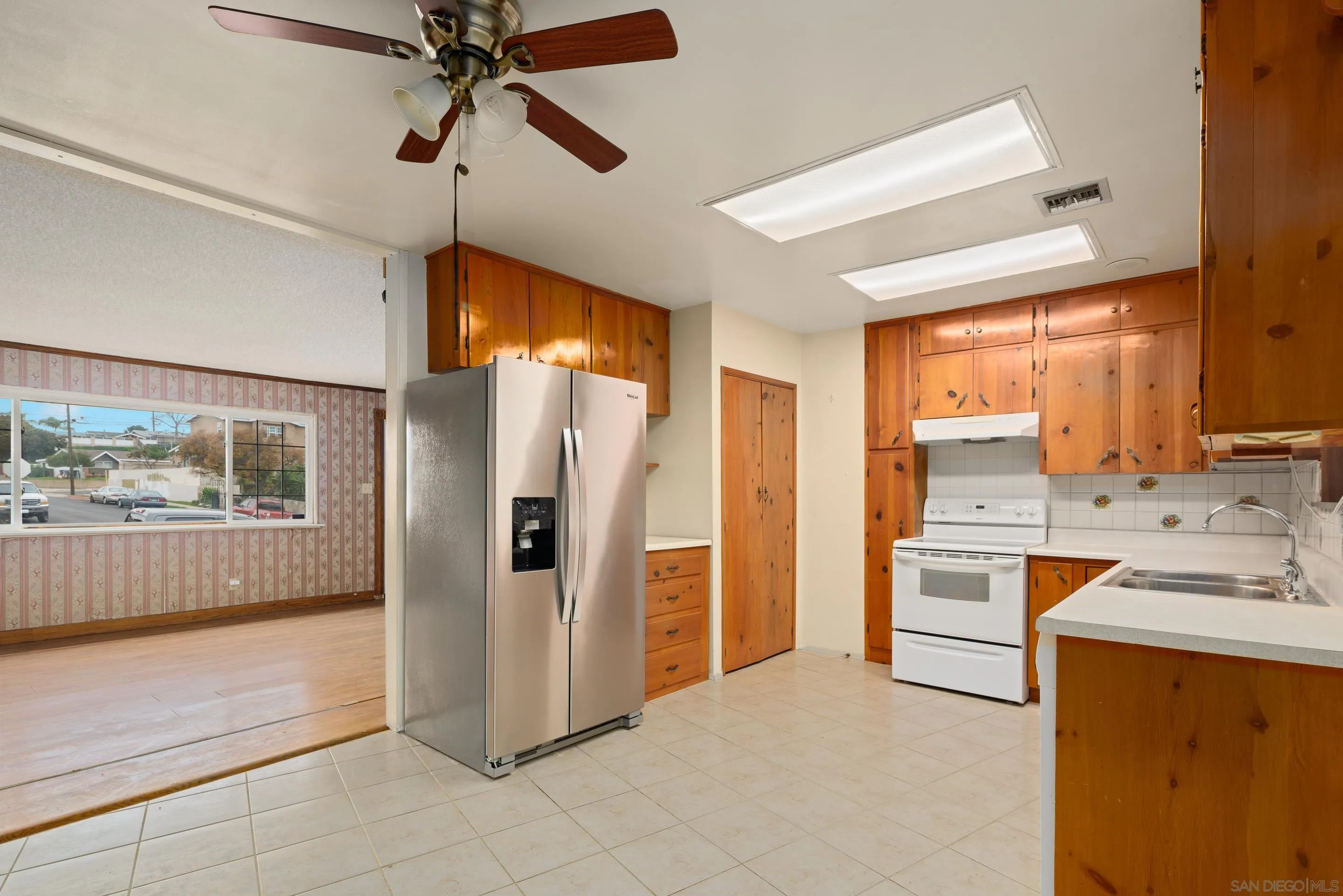 https://cdn.realtyfeed.com/cdn/127/250046227/a7c43607550920243004efbbdca01b46.webp