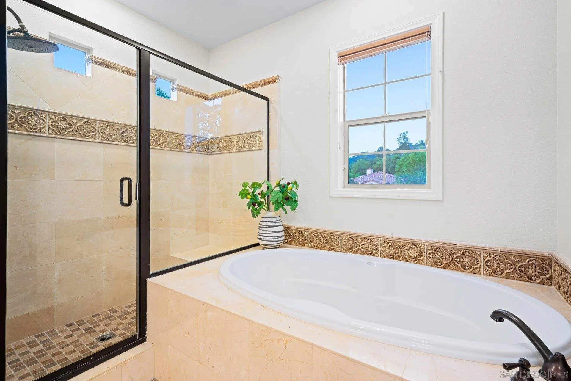https://cdn.realtyfeed.com/cdn/127/250046255/1f2115a1899b4432b9e9b5421ece7a9e.webp