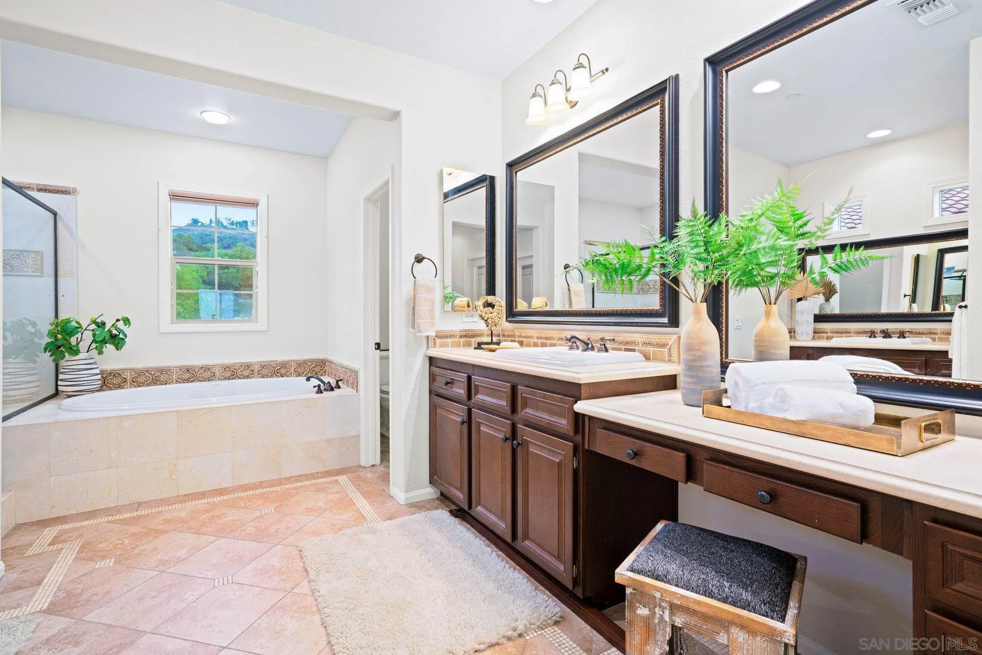 https://cdn.realtyfeed.com/cdn/127/250046255/da8d5f900556238ec380885ed294c9b4.webp