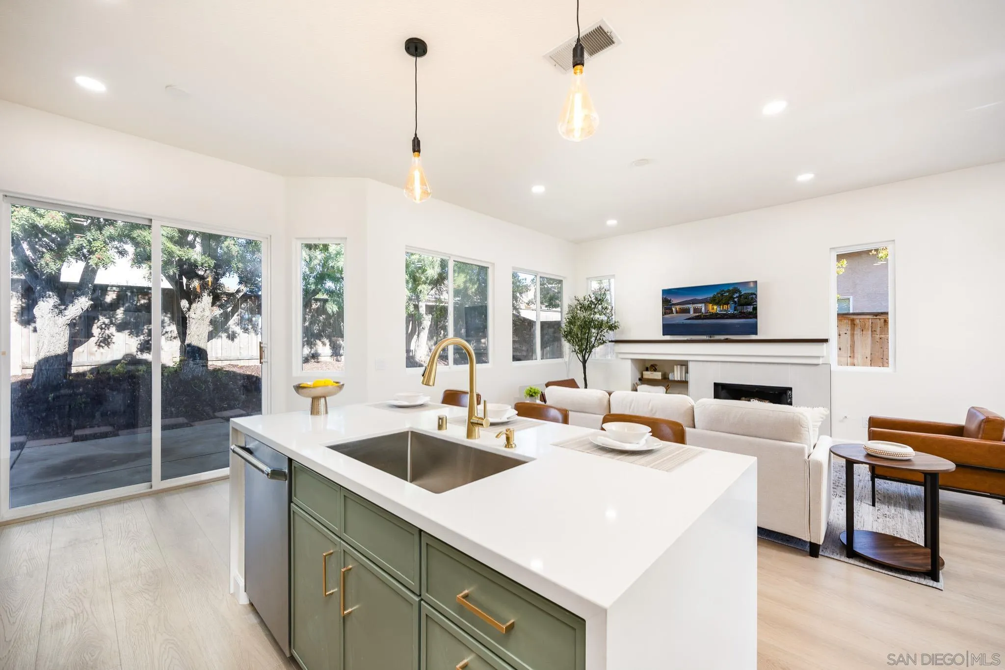 https://cdn.realtyfeed.com/cdn/127/250046274/563999cb434775e8ffb9a74c81caba04.webp