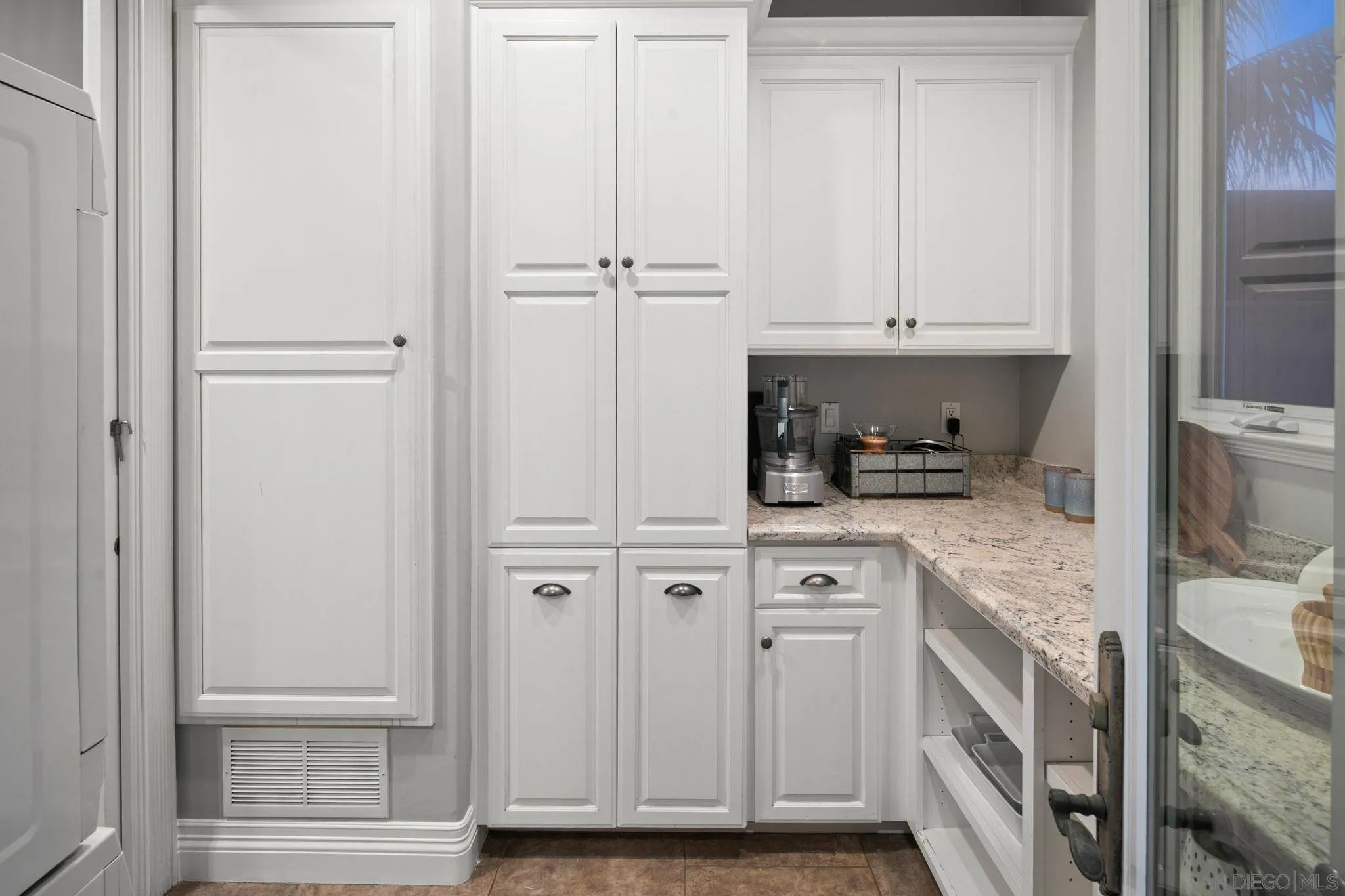https://cdn.realtyfeed.com/cdn/127/250046293/a2b69e8734ae0b1bbc22e198a7cf2f92.webp
