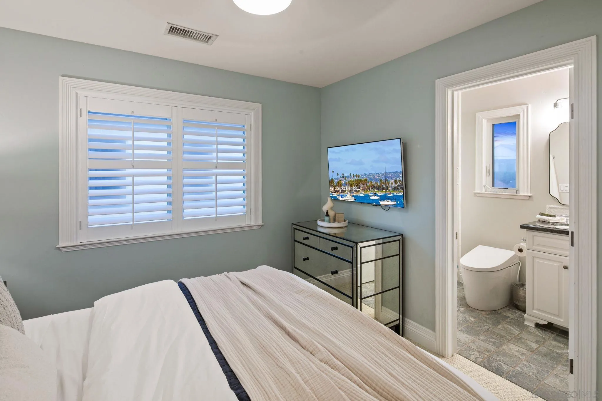 https://cdn.realtyfeed.com/cdn/127/250046293/d55992b212dd404bb7c52e3de6e94810.webp