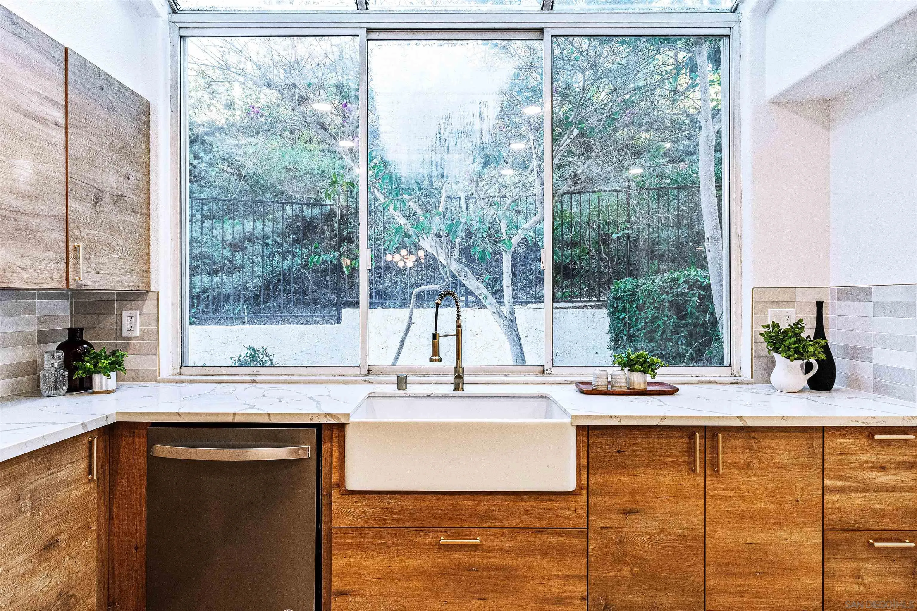 https://cdn.realtyfeed.com/cdn/127/250046322/79b08aa40c77d1c20e012329335ead7e.webp