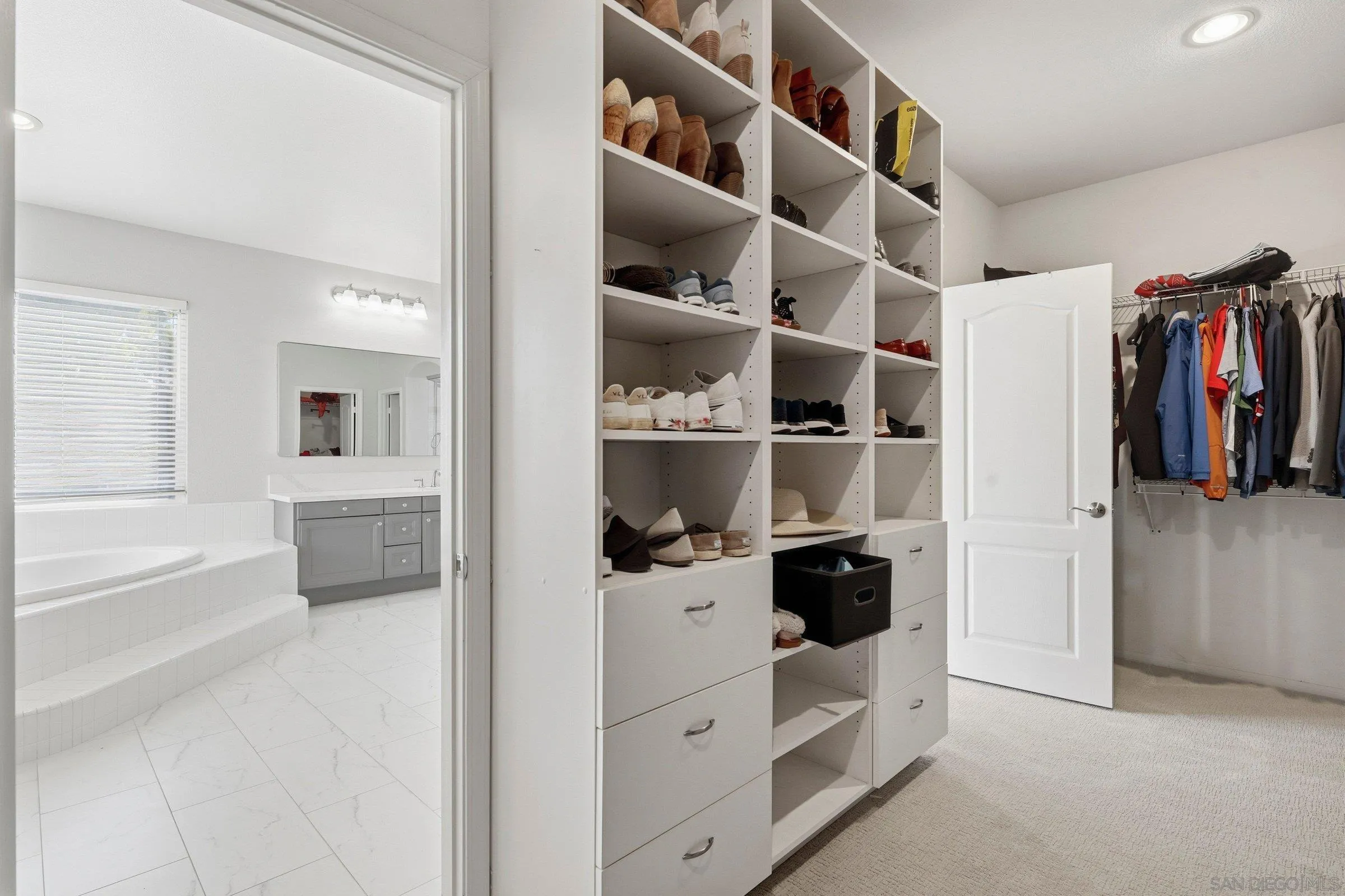 https://cdn.realtyfeed.com/cdn/127/260001279/372986c009160b047db73a9af5845c3e.webp