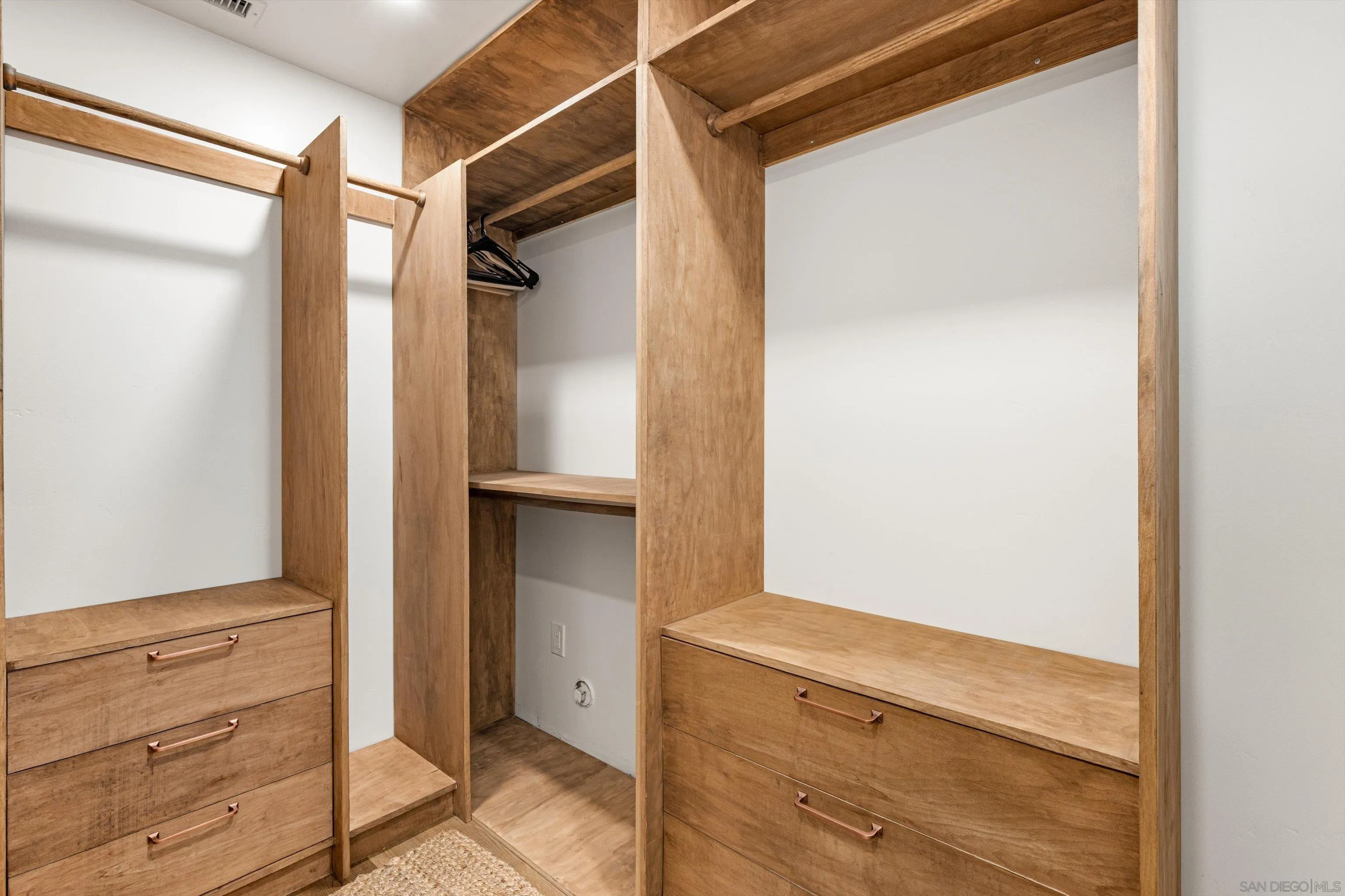 https://cdn.realtyfeed.com/cdn/127/260001289/30e9604086ca956c2a31d9531c505f33.webp