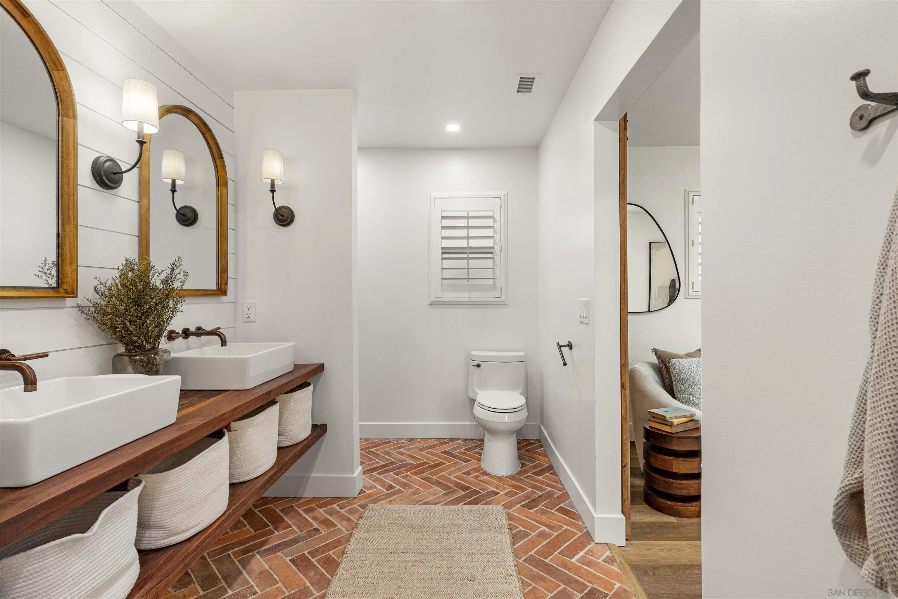 https://cdn.realtyfeed.com/cdn/127/260001289/7edee2d444c63bdf583505e2e420e9f0.webp