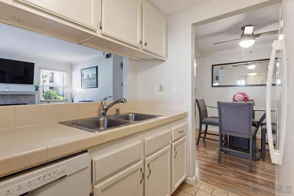 https://cdn.realtyfeed.com/cdn/127/260001329/70ebcc24cbad1574123b675f89c6a324.webp