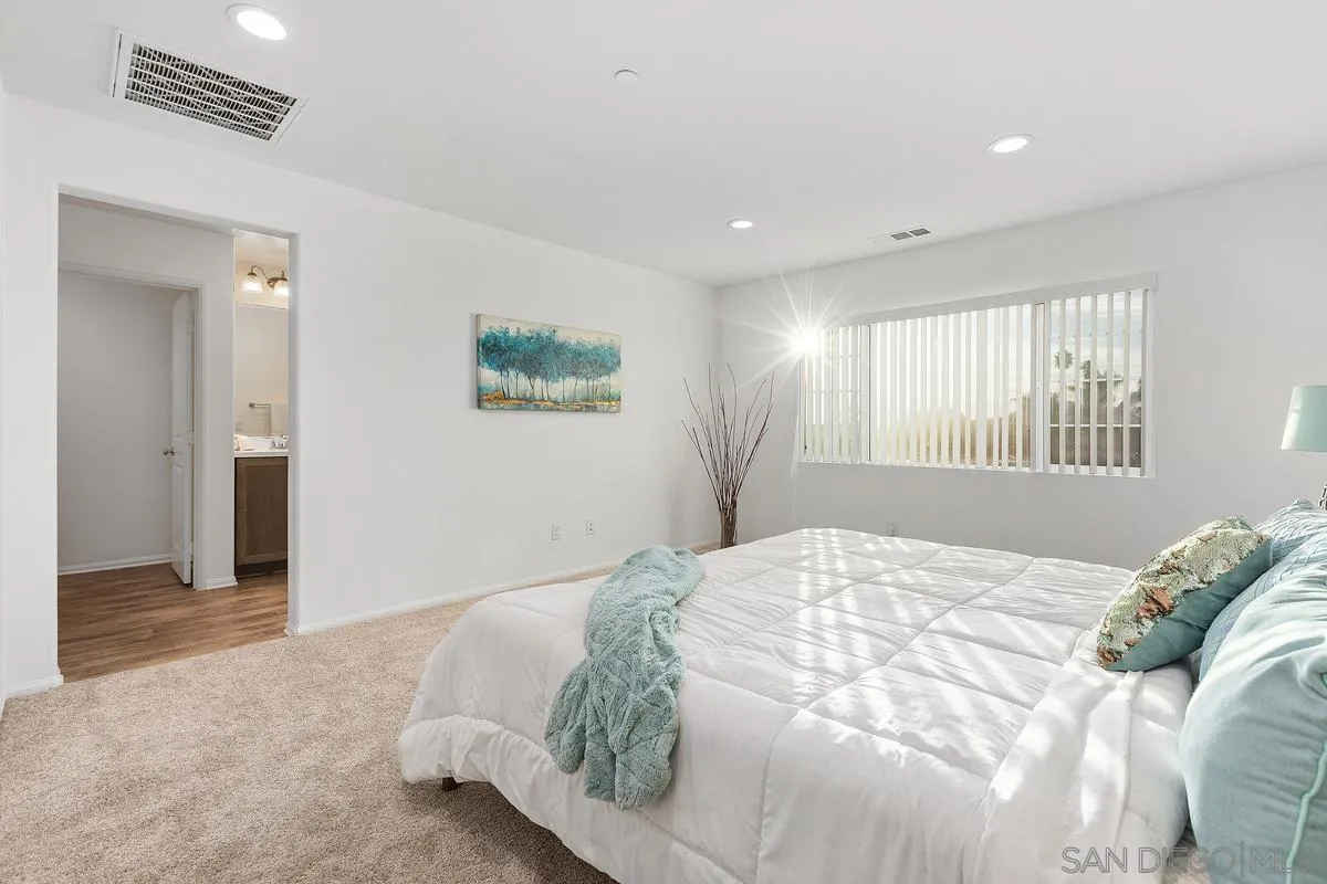 https://cdn.realtyfeed.com/cdn/127/260001355/fc0ec16726080f7886abe2ad61d9ad04.webp