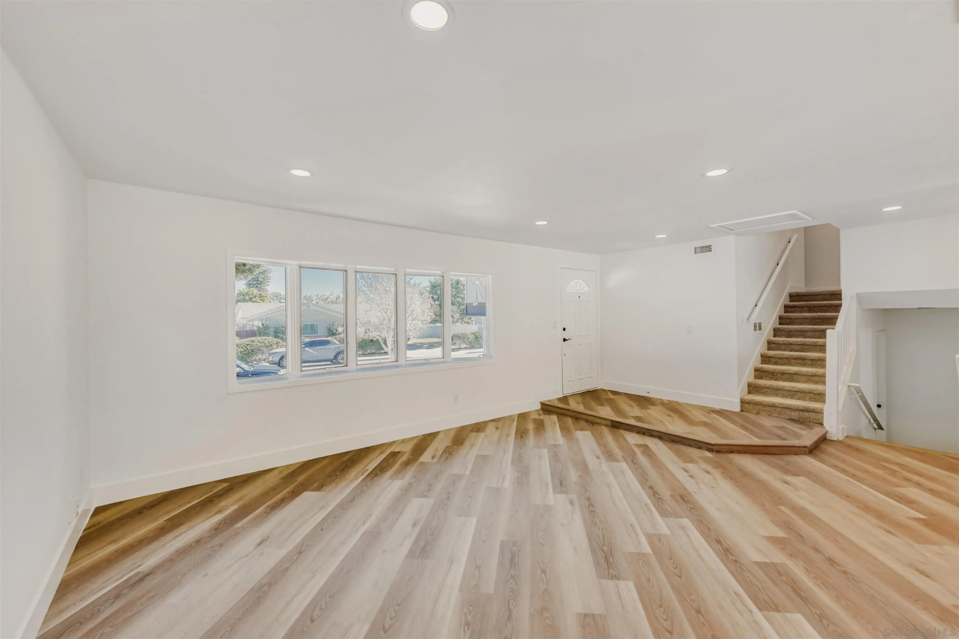 https://cdn.realtyfeed.com/cdn/127/260001374/3c4b121f87f00805273deb124ada9a1b.webp