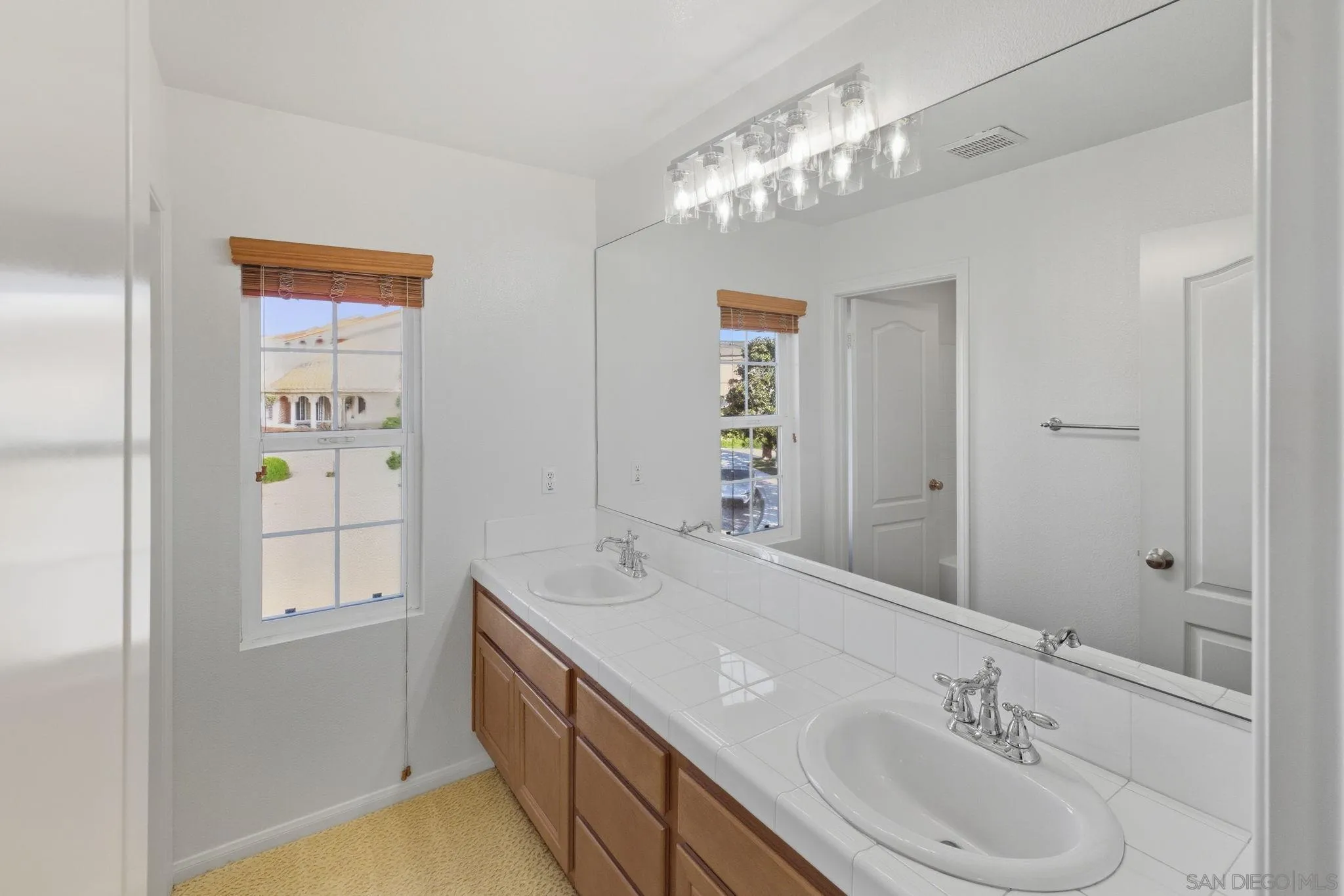 https://cdn.realtyfeed.com/cdn/127/260001434/1c1154052abedd1ce60022c56243c590.webp