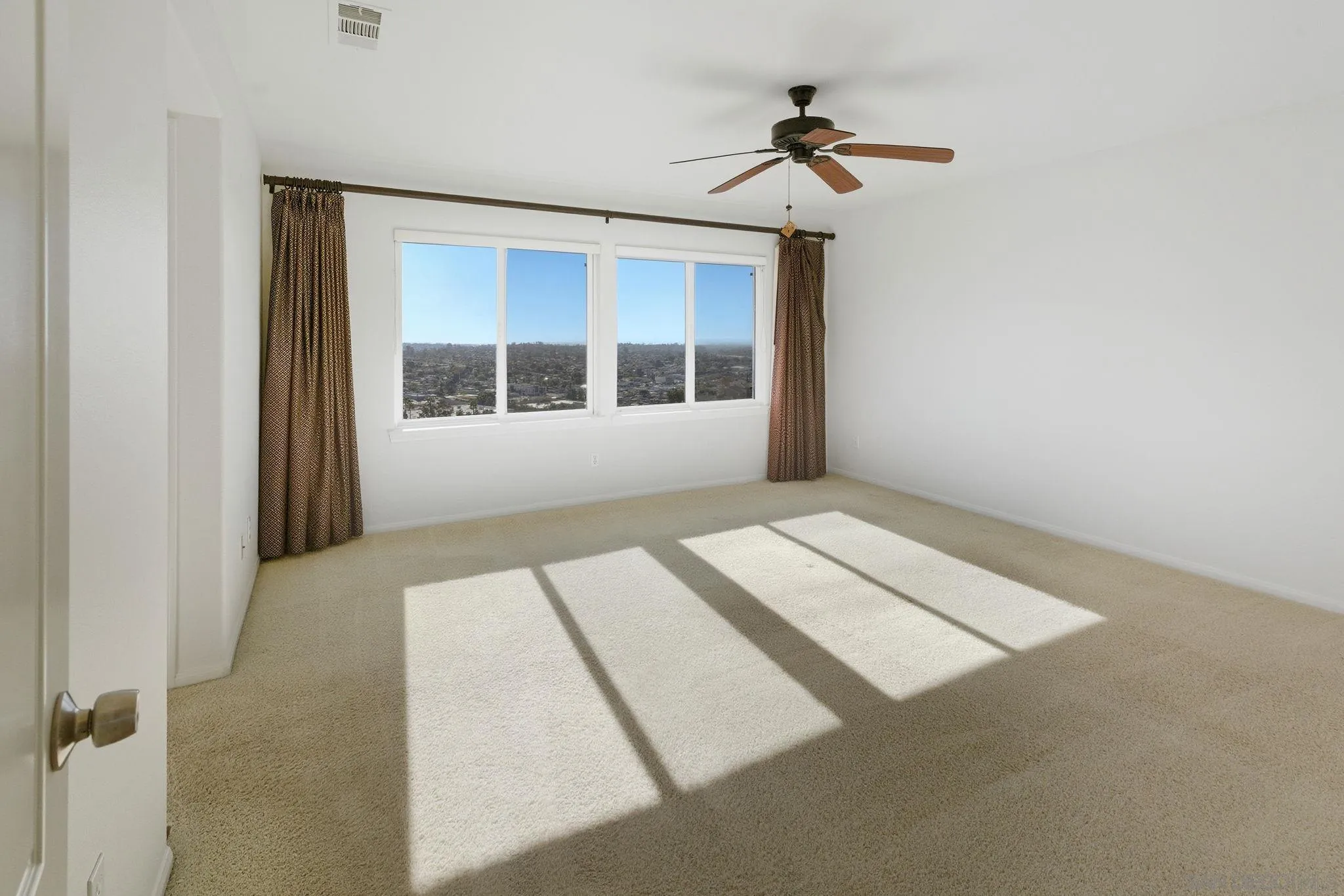 https://cdn.realtyfeed.com/cdn/127/260001434/78273adfa680a240c1fdc80e34b50fb6.webp